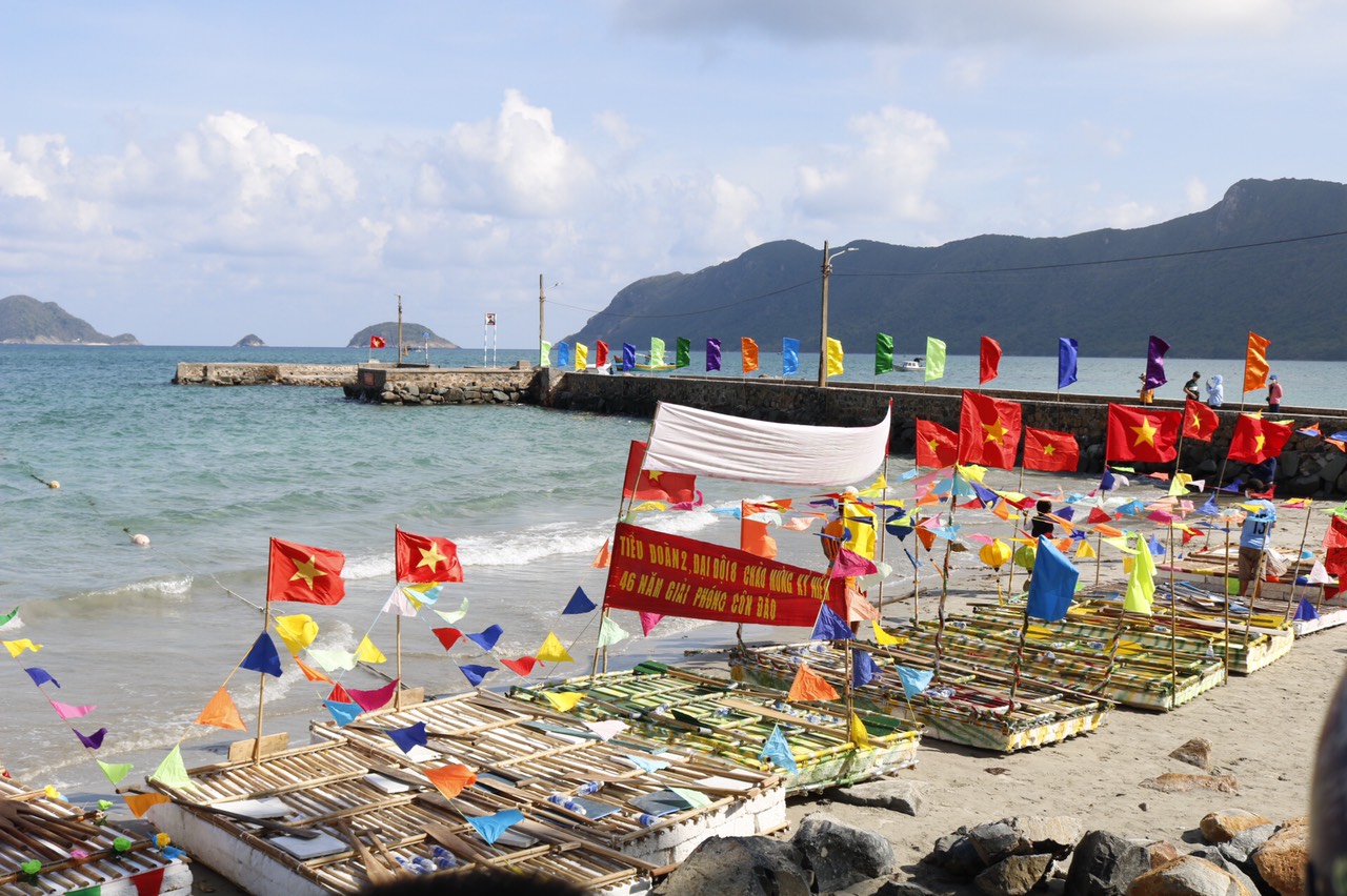 Hội đua thu hút 12 đội tham dự. 