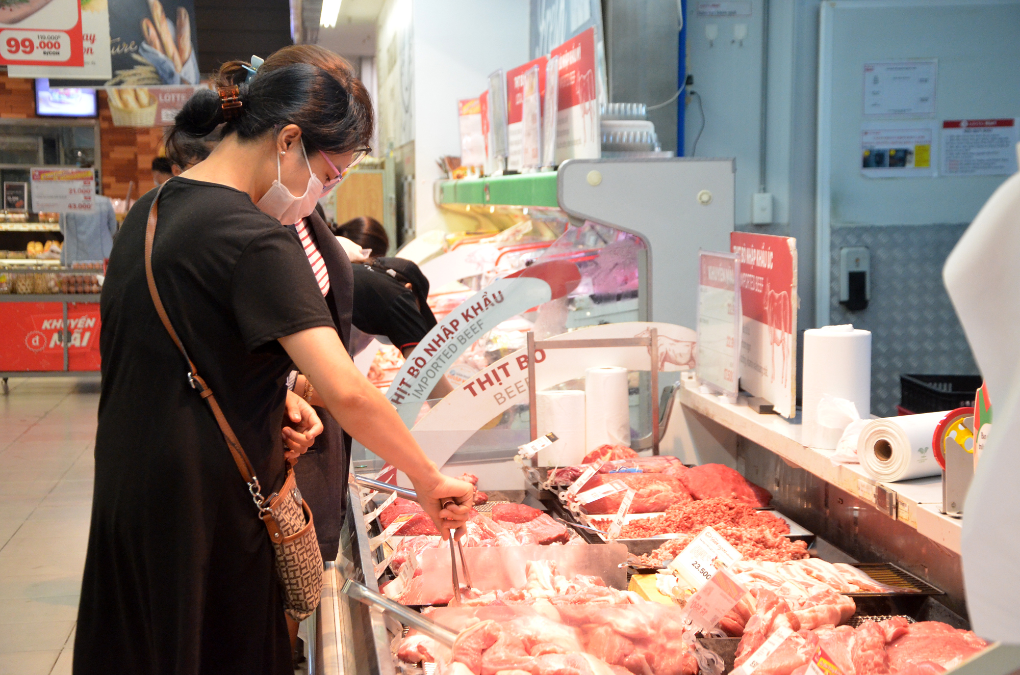 Khách hàng chọn mua thực phẩm tại Lotte Mart Vũng Tàu sáng 1/5.