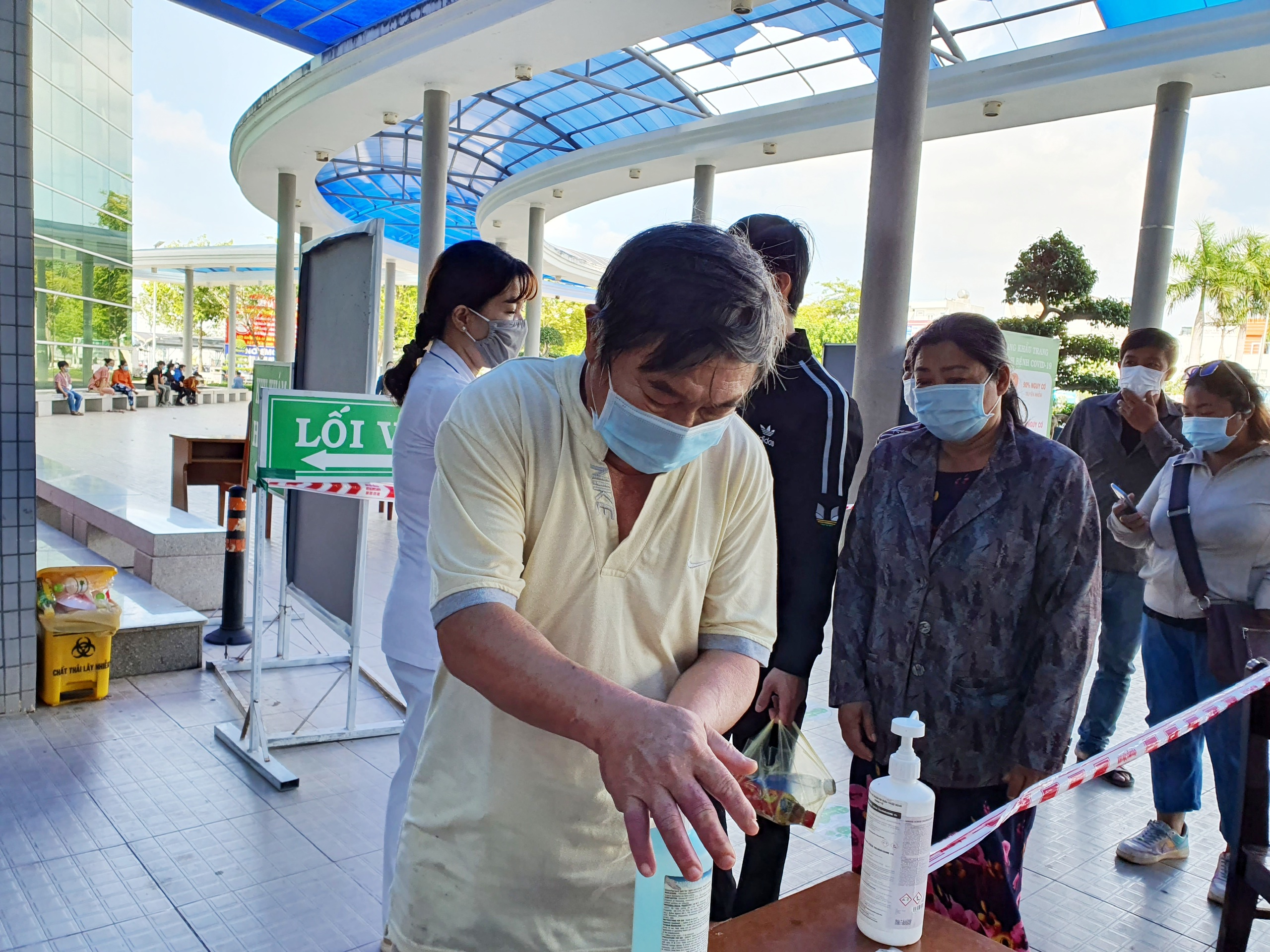 Bệnh nhân sát khuẩn tay khi đến khám bệnh tại BV Bà Rịa sáng 1/5.