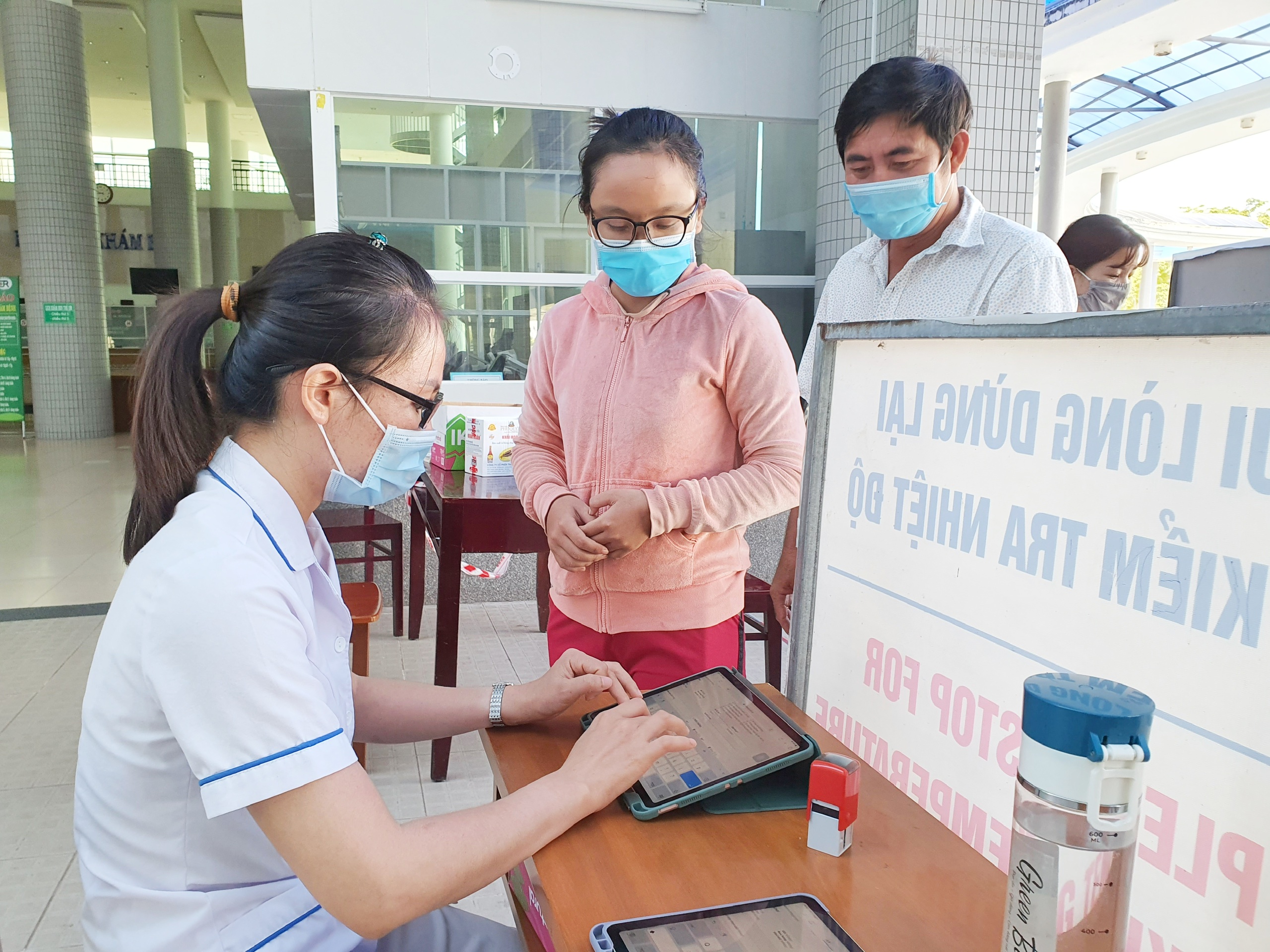 Bệnh nhân đến khám tại BV Bà Rịa sáng 1/5 được nhân viên hướng dẫn khai báo y tế.
