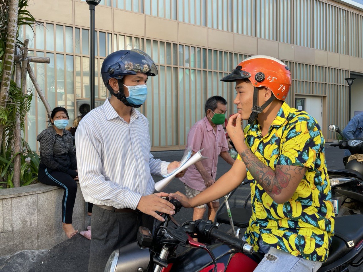 Thành viên Tổ giám sát cộng đồng phường 2 nhắc nhở du khách thực hiện việc đeo khẩu trang tại khu vực chợ Xóm Lưới.