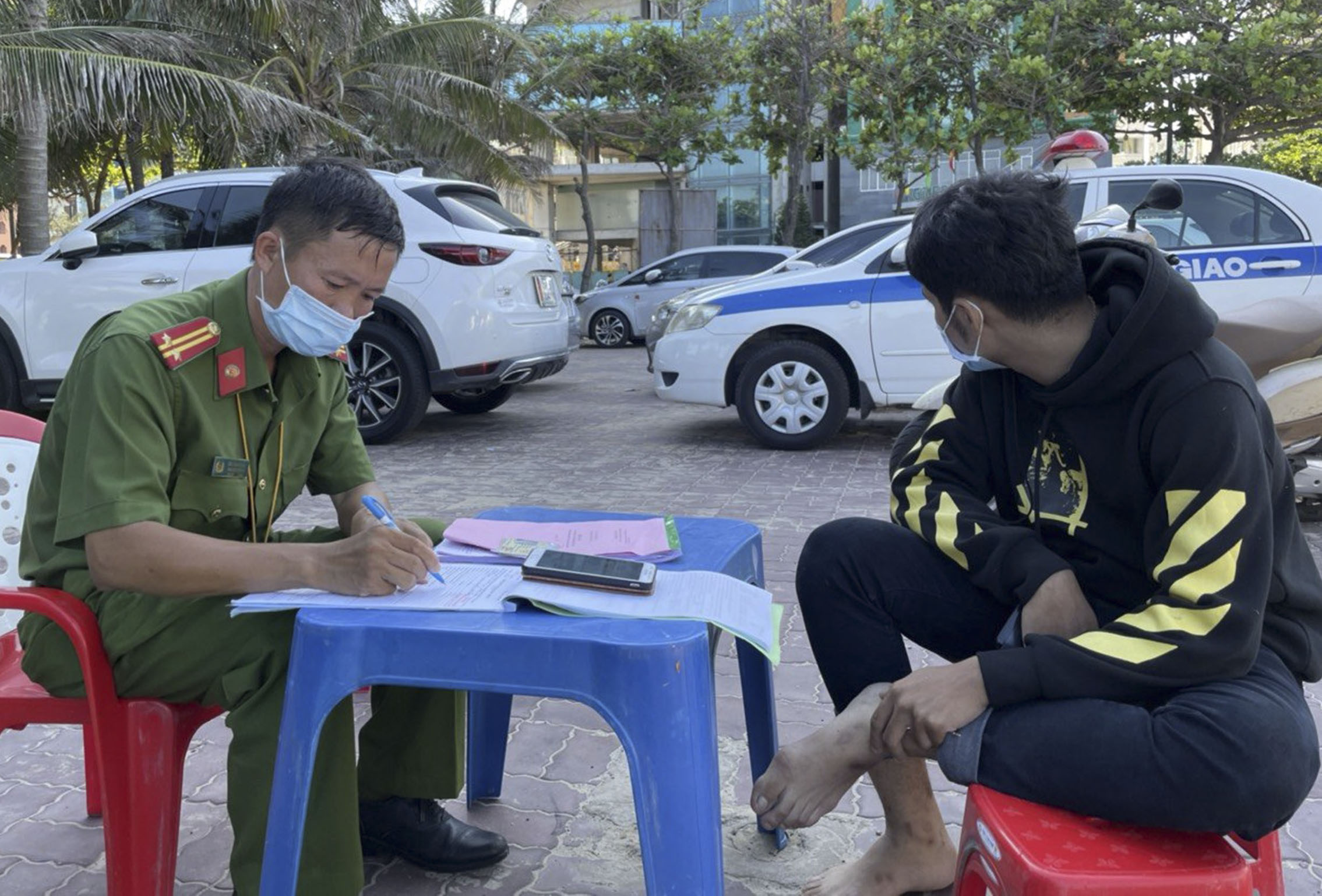 Lực lượng Cảnh sát Trật tự-Công an TP. Vũng Tàu lập biên bản 1 trường hợp không đeo khẩu trang nơi công cộng tại khu vực Bãi Sau vào ngày 1/5.