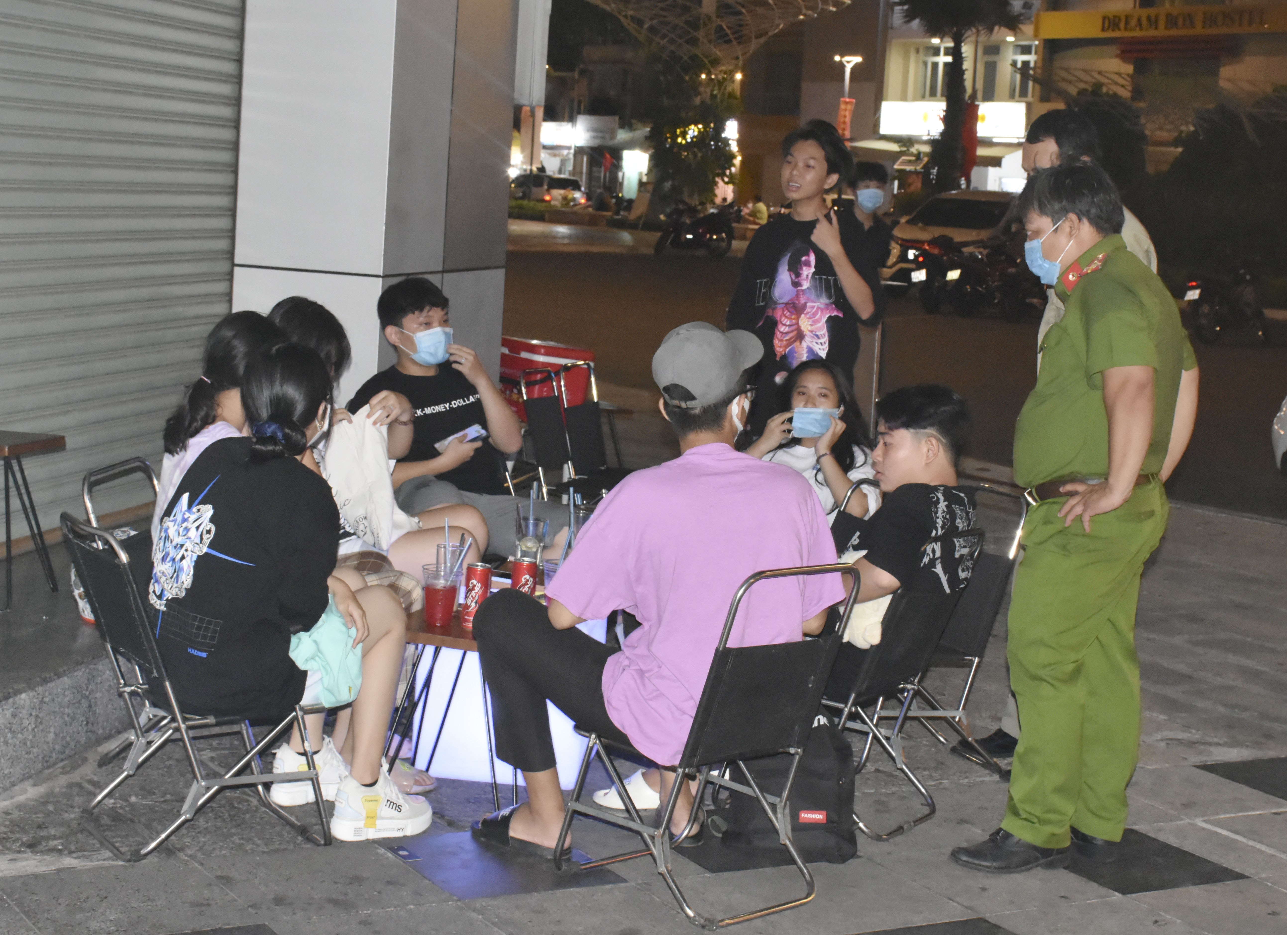 Lực lượng chức năng phường 1 (TP. Vũng Tàu) nhắc nhở các bạn trẻ thực hiện nghiêm việc đeo khẩu trang nơi công cộng vào tối 1/5.
