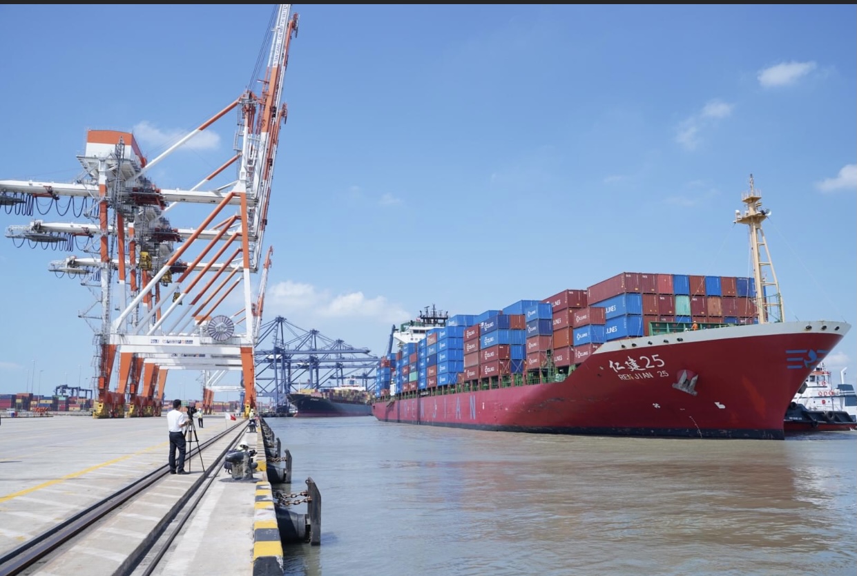 Tàu REN JIAN 25 khai thác tuyến dịch vụ CES của hãng tàu China United Line (CU Lines) lần đầu cập cảng TCTT.