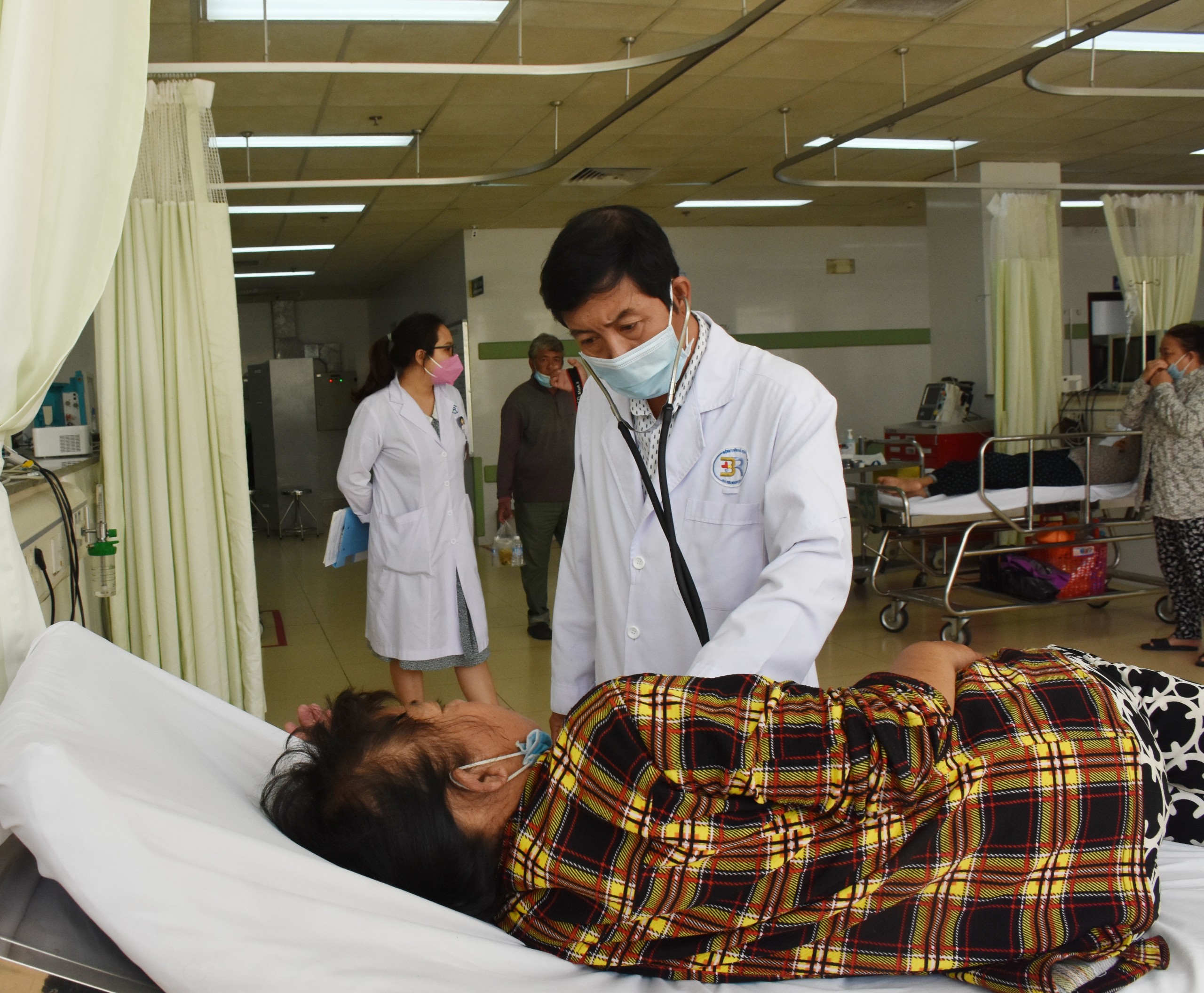 Bác sĩ BV Bà Rịa khám bệnh cho bệnh nhân điều trị tại Khoa Cấp cứu.