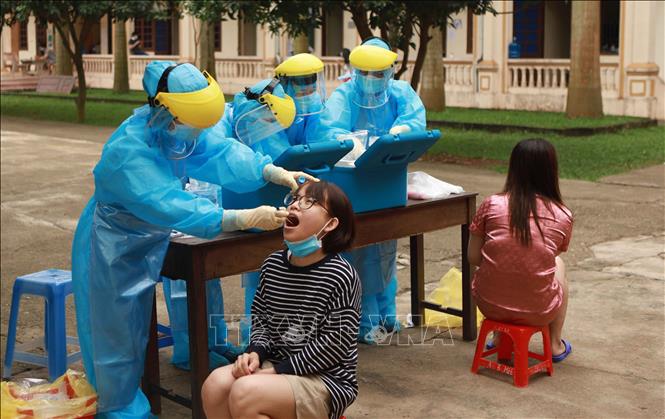 Xét nghiệm COVID-19 cho người dân. Ảnh: TTXVN
