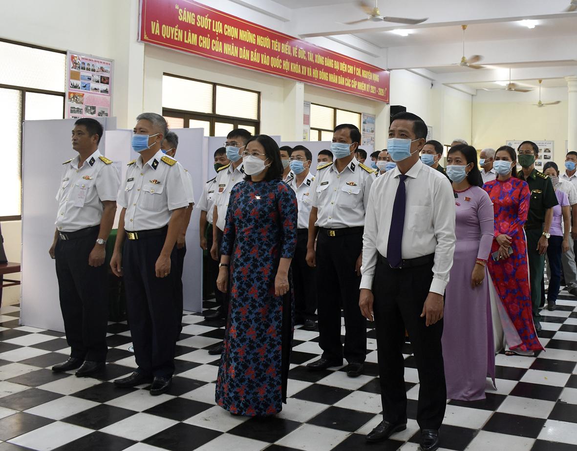 Bà Nguyễn Thị Yến, Phó Bí thư Thường trực Tỉnh ủy, Trưởng Đoàn ĐBQH tỉnh, Phó Trưởng Ban Thường trực BCĐ Bầu cử tỉnh (hàng đầu, thứ 2 từ phải qua) và ông Lưu Tài Đoàn, Ủy viên Ban Thường vụ Tỉnh ủy, Trưởng Ban Tổ chức Tỉnh ủy, Phó Chủ tịch UBBC tỉnh (hàng đầu, thứ 1 từ phải qua) tham dự lễ Khai mạc bầu cử sớm tại Hải đoàn 129 Hải quân.