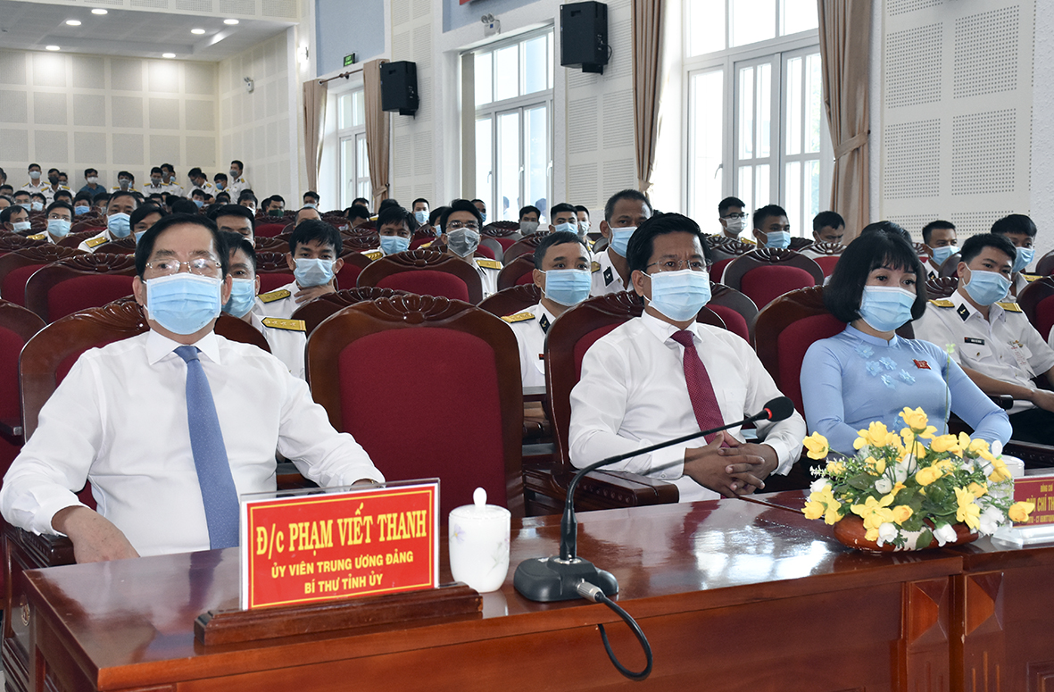 Ông Phạm Viết Thanh (thứ 1 từ trái qua), Ủy viên Trung ương Đảng, Bí thư Tỉnh ủy, Trưởng BCĐ Bầu cử tỉnh; ông Bùi Chí Thành, Ủy viên Ban Thường vụ Tỉnh ủy, Chủ tịch UBMTTQ Việt Nam tỉnh, Phó Chủ tịch UBBC tỉnh dự lễ khai mạc tại Khu vực bỏ phiếu số 9. Ảnh: PHƯƠNG NAM
