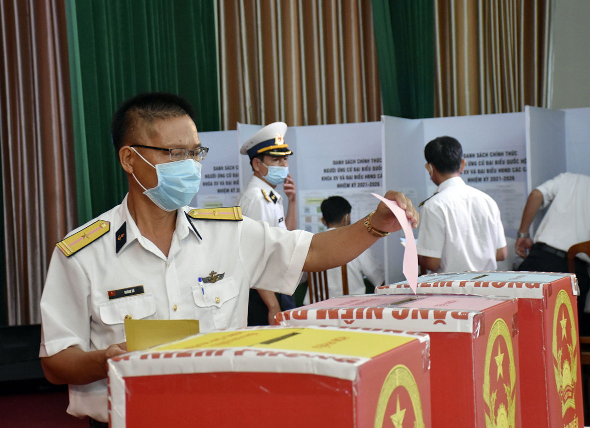 Cán bộ, chiến sĩ Vùng 2 Hải quân tham gia bầu cử sớm tại Khu vực bỏ phiếu số 9. Ảnh: PHƯƠNG NAM