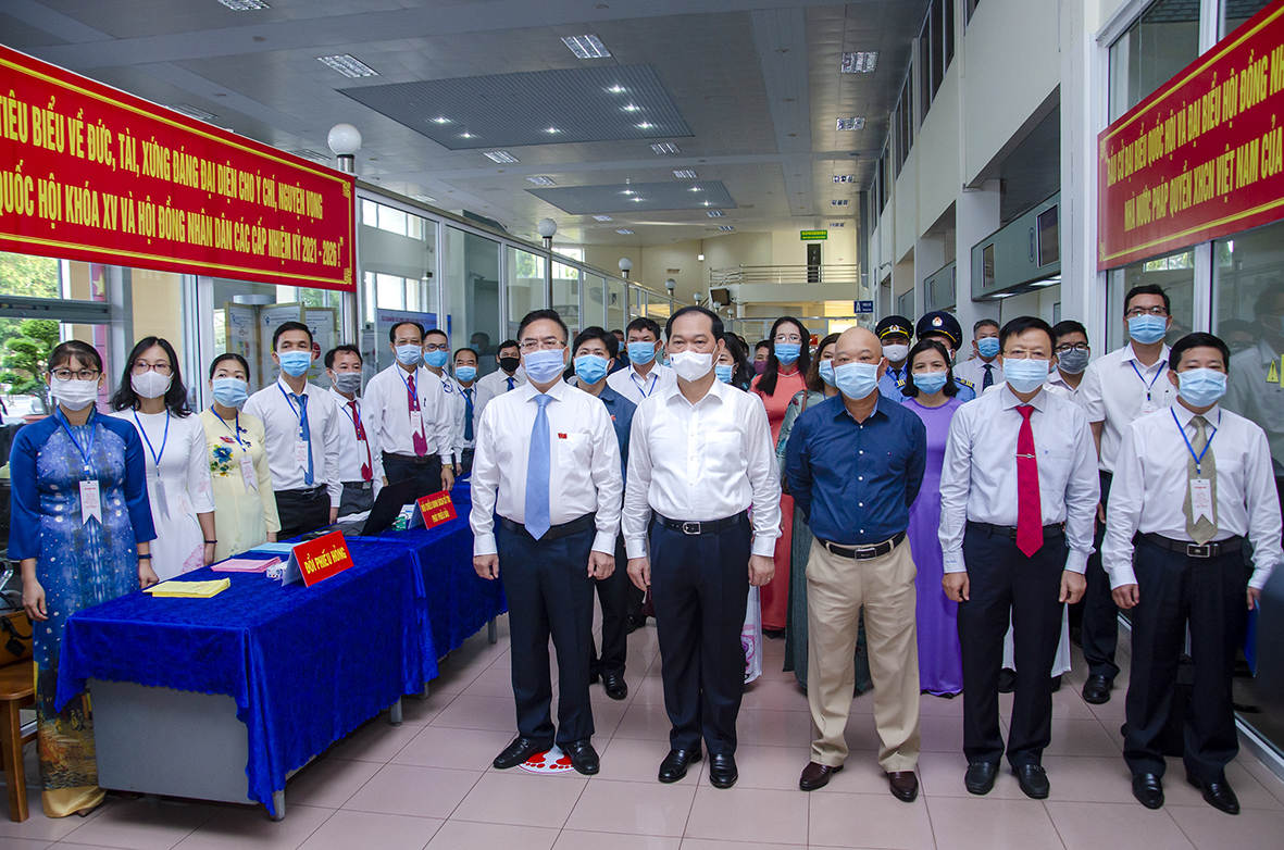 Lãnh đạo UBBC tỉnh, TP. Vũng Tàu cùng cử tri tham dự lễ khai mạc bầu cử  tại Sân bay Vũng Tàu -  khu vực bỏ phiếu số 14.