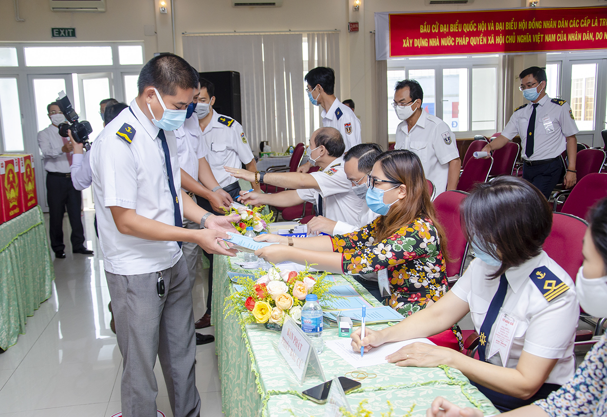 Cử tri Xí nghiệp Vận tải biển và Công tác lặn nhận phiếu bầu cử.