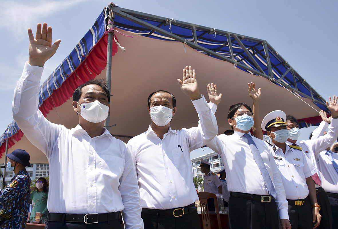 Lãnh đạo tỉnh và Bộ Tư lệnh Vùng 2 Hải quân tiễn Tổ bầu cử trên biển lên đường làm nhiệm vụ.