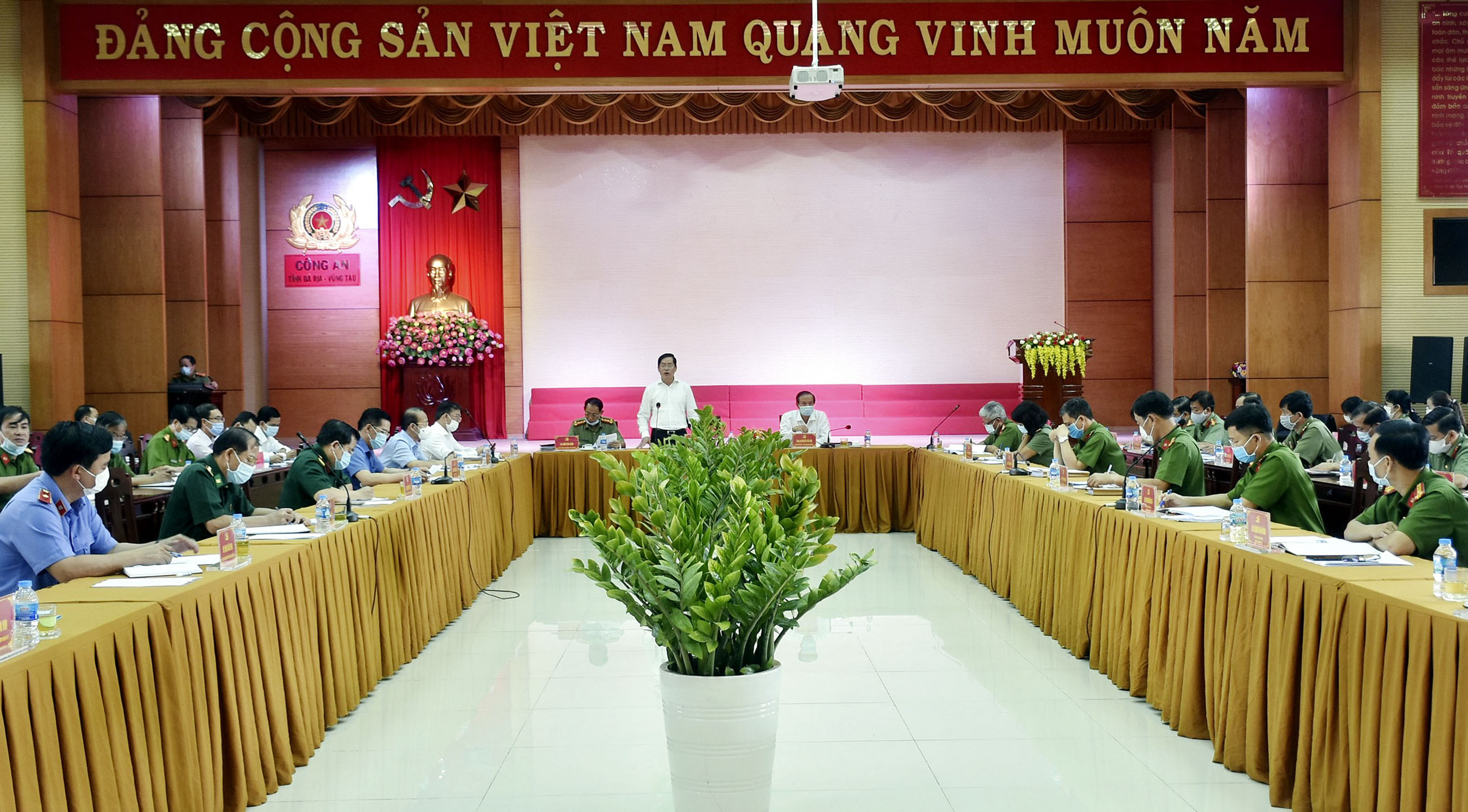 Ông Phạm Viết Thanh, Ủy viên Trung ương Đảng, Bí thư Tỉnh ủy phát biểu tại buổi làm việc.
