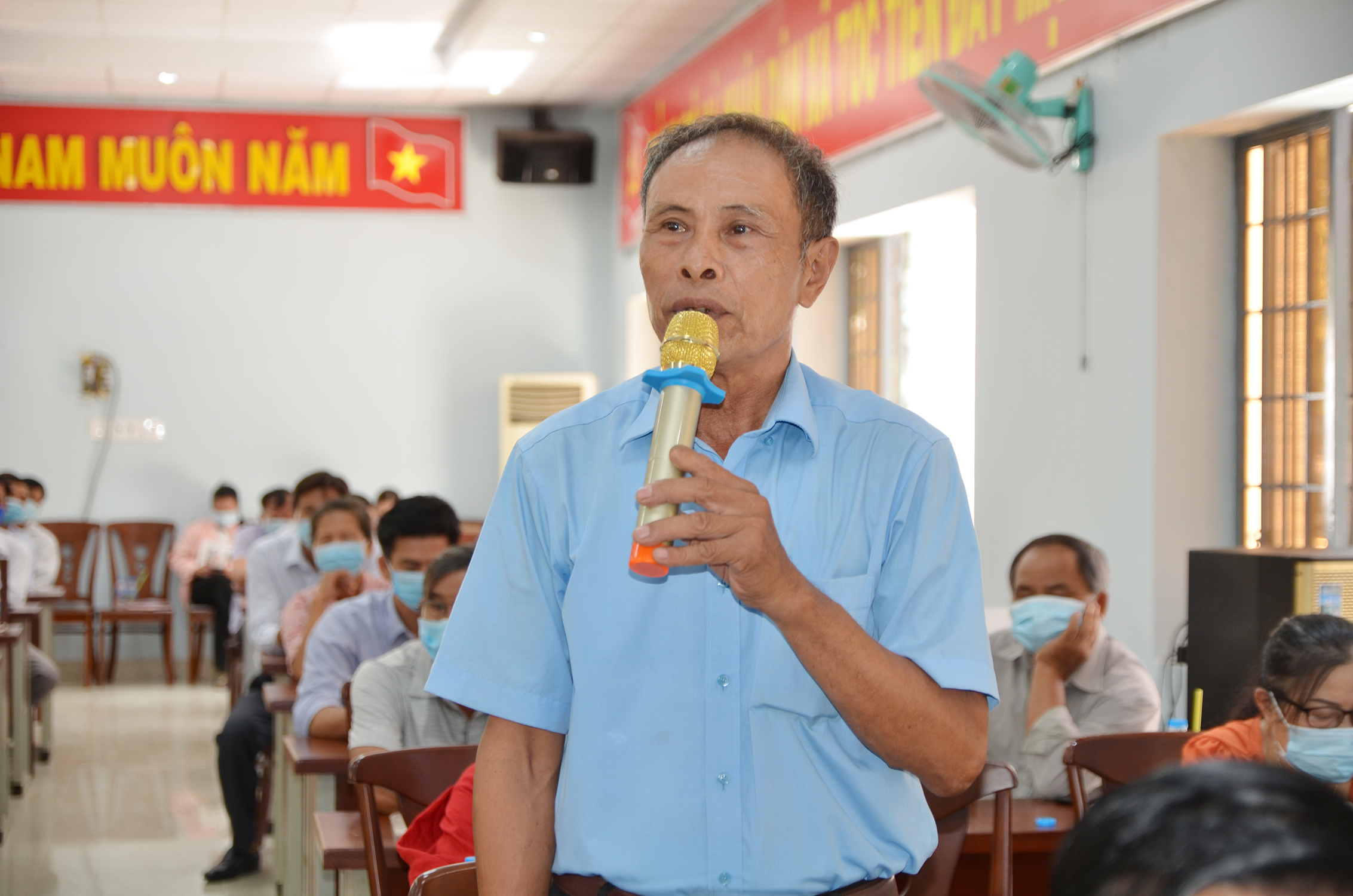 Cử tri Đặng Đình Sớm (xã Tóc Tiên) mong mỏi nếu trúng cử, các đại biểu  sẽ mạnh dạn đấu tranh với những vấn đề nổi cộm trong xã hội  như: nạn tham nhũng, các dự án ngàn tỷ đồng kéo dài... Ảnh: MINH THANH