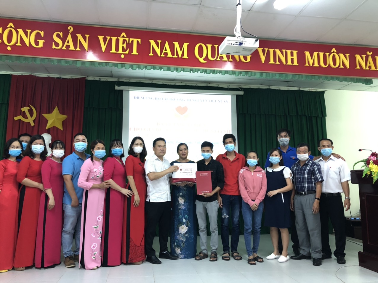 Đại diện Ban Giám hiệu, GV, Hội cha mẹ HS Trường tiểu học Nguyễn Viết Xuân (TP. Vũng Tàu) trao tặng tiền hỗ trợ cho gia đình em Phạm Thùy Oanh (HS lớp 4A12, Trường tiểu học Nguyễn Viết Xuân).