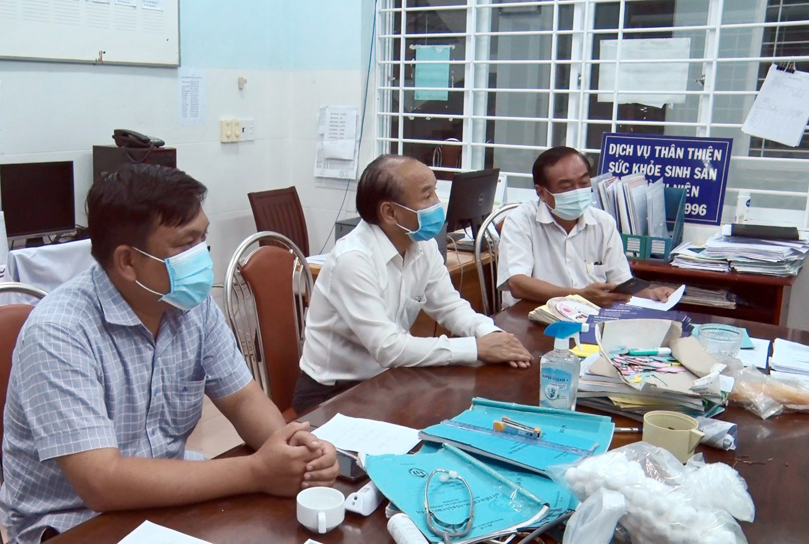 Ông Nguyễn Văn Việt (giữa), Bí thư Huyện ủy Châu Đức kiểm tra công tác truy vết, cách ly trong đêm 5/5.
