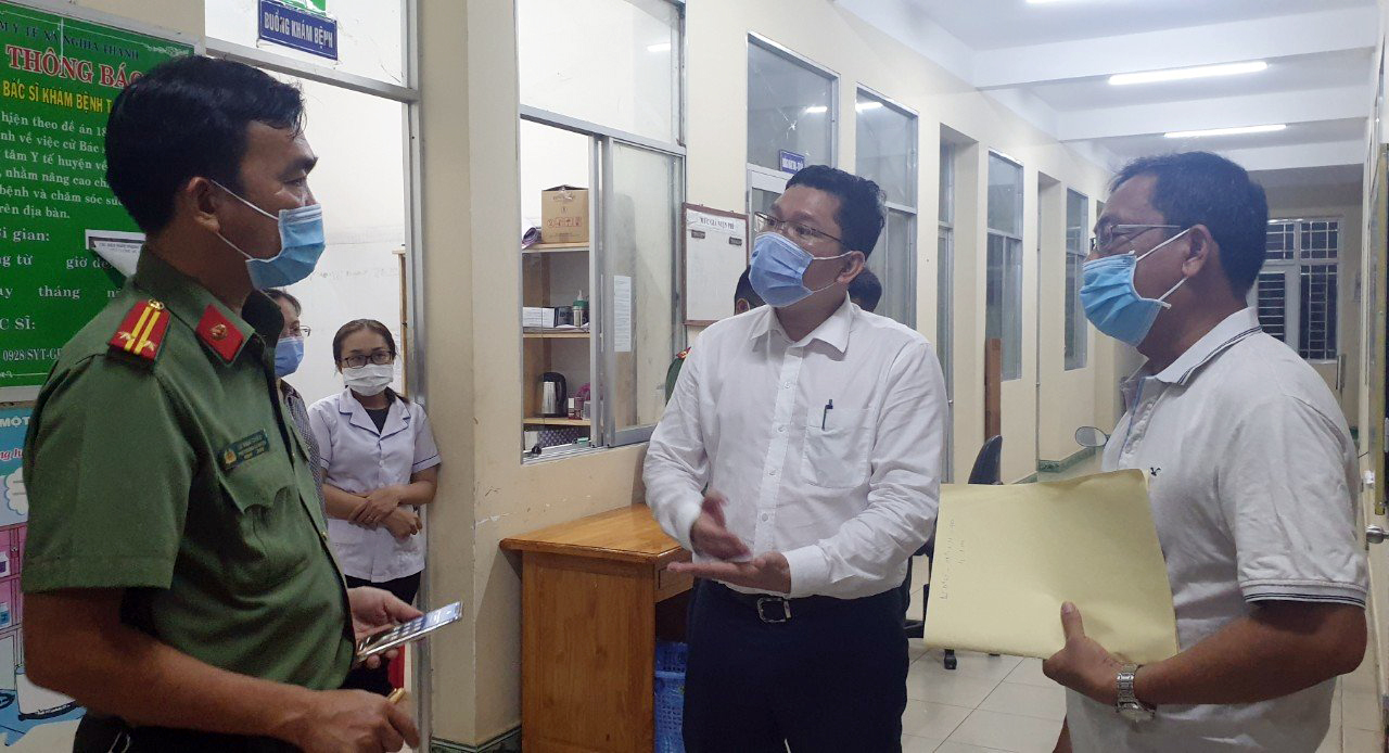 Ông Hoàng Nguyên Dinh (thứ hai, từ phải qua), Chủ tịch UBND huyện Châu Đức kiểm tra công tác truy vết, phun xịt khử trùng tại xã Đá Bạc.