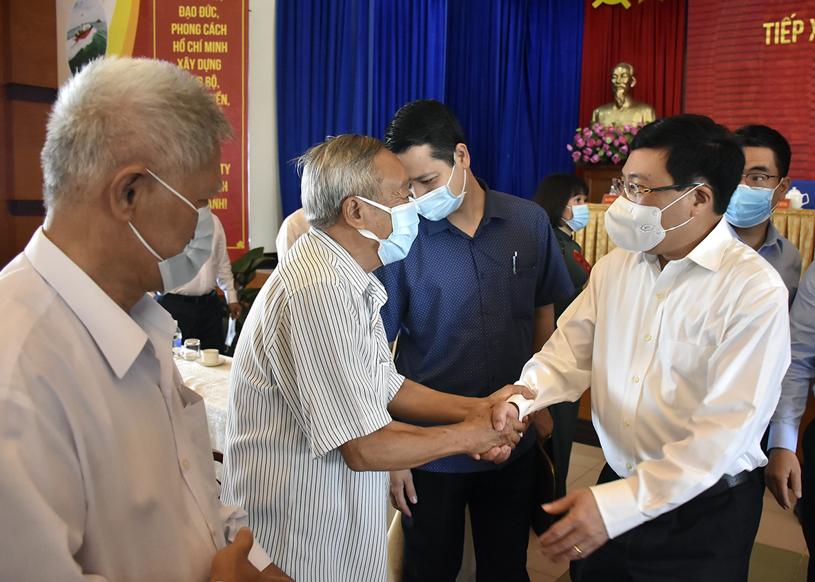 Ông Phạm Bình Minh, Ủy viên Bộ Chính trị, Phó Thủ tướng Chính phủ trao đổi với cử tri. Ảnh: THÀNH HUY