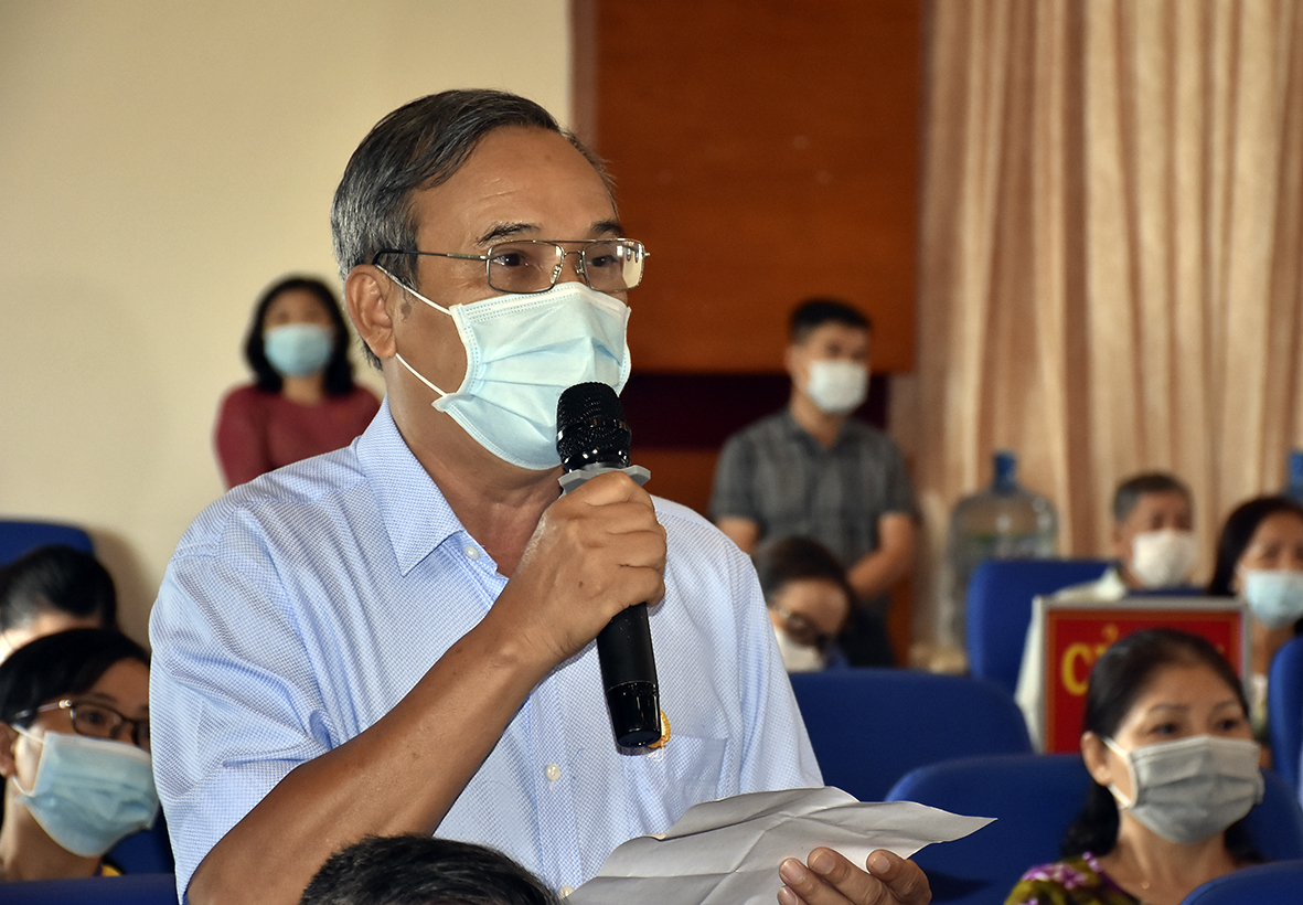 Cử tri Hoàng Ngọc Báu, phường Thắng Tam (TP. Vũng Tàu) tin tưởng vào chương trình hành động và lời hứa của các ứng cử viên. Ảnh: THÀNH HUY