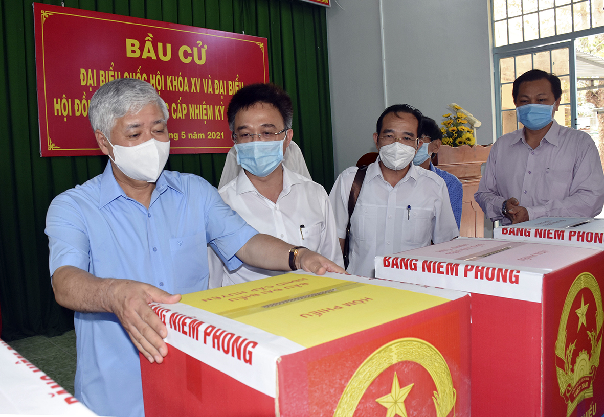 Ông Đỗ Văn Chiến, Bí thư Trung ương Đảng, Chủ tịch Ủy ban Trung ương MTTQ Việt Nam, Phó Chủ tịch Hội đồng Bầu cử Quốc gia (thứ nhất từ trái qua) kiểm tra điểm bỏ phiếu mẫu tại Trụ sở KP. 3, phường Phước Nguyên, TP. Bà Rịa.