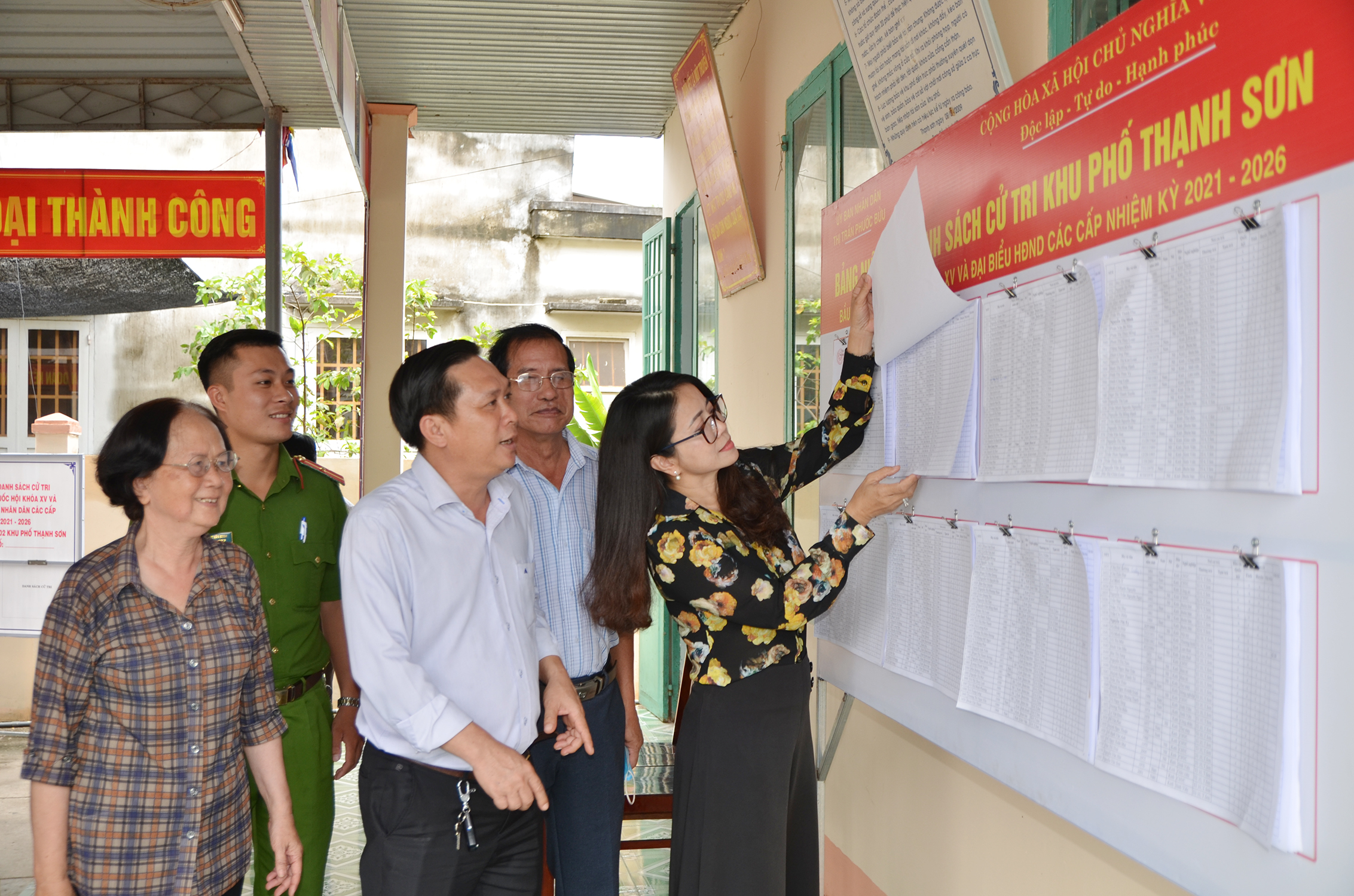 Bà Lê Thị Trang Đài, Chủ tịch UBND huyện, Phó Trưởng BCĐ Bầu cử huyện Xuyên Mộc kiểm tra công tác chuẩn bị tại đơn vị bầu cử số 2, khu phố Thạnh Sơn, thị trấn Phước Bửu.