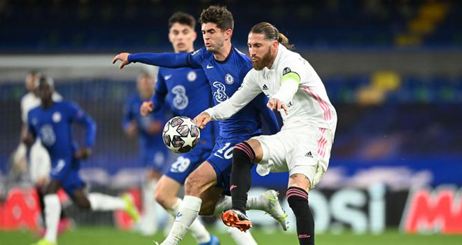 Sergio Ramos bị sức trẻ của Chelsea lấn át.