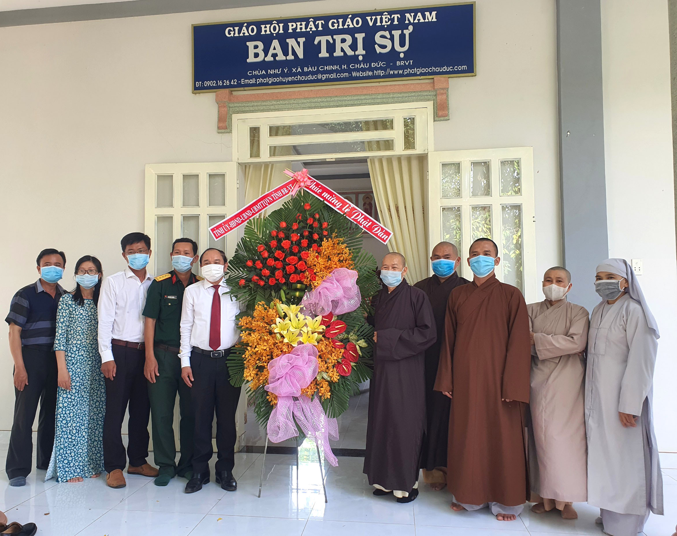 Ông Huỳnh Văn Hồng, Phó Trưởng Ban VH-XH, HĐND tỉnh tặng quà chúc mừng đại diện GHPGVN huyện Châu Đức tại chùa Như Ý, xã Bàu Chinh.