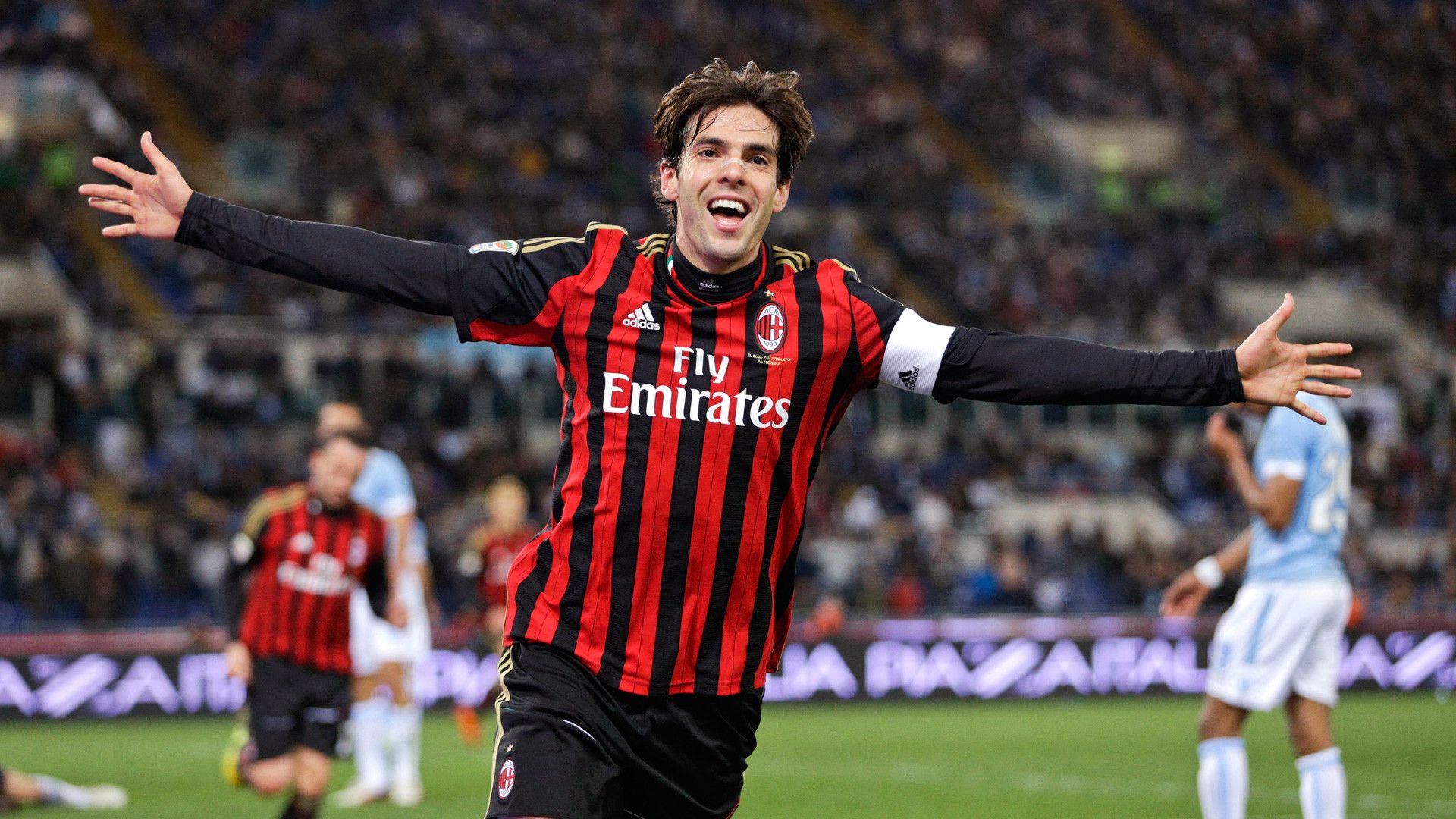 Kaka thi đấu thăng hoa trong vai trò tiền vệ ở CLB AC Milan.