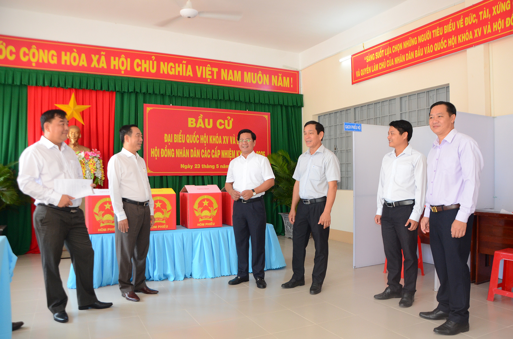 Ông Bùi Chí Thành, Ủy viên Ban Thường vụ Tỉnh ủy, Chủ tịch UBMTTQ Việt Nam tỉnh, Phó Chủ tịch Ủy ban Bầu cử tỉnh kiểm tra điểm bỏ phiếu số 13 của huyện Đất Đỏ.