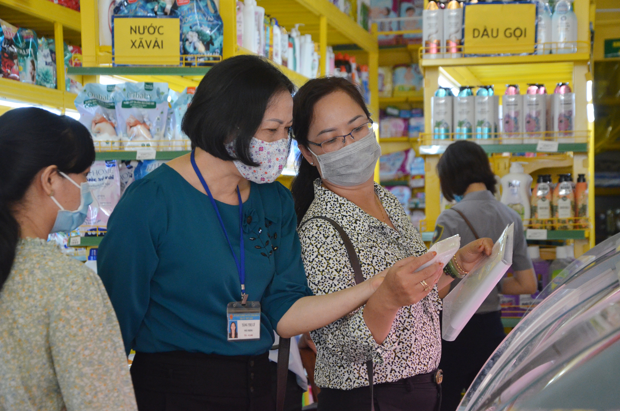 Đoàn kiểm tra liên ngành kiểm tra hạn sử dụng  đối với sản phẩm thịt heo tại Bách Hóa Xanh  (xã Tân Hưng, TP. Bà Rịa) sáng 7/5.