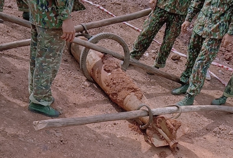 Lực lượng công binh khai quật quả bom đem tiêu hủy..jpg
