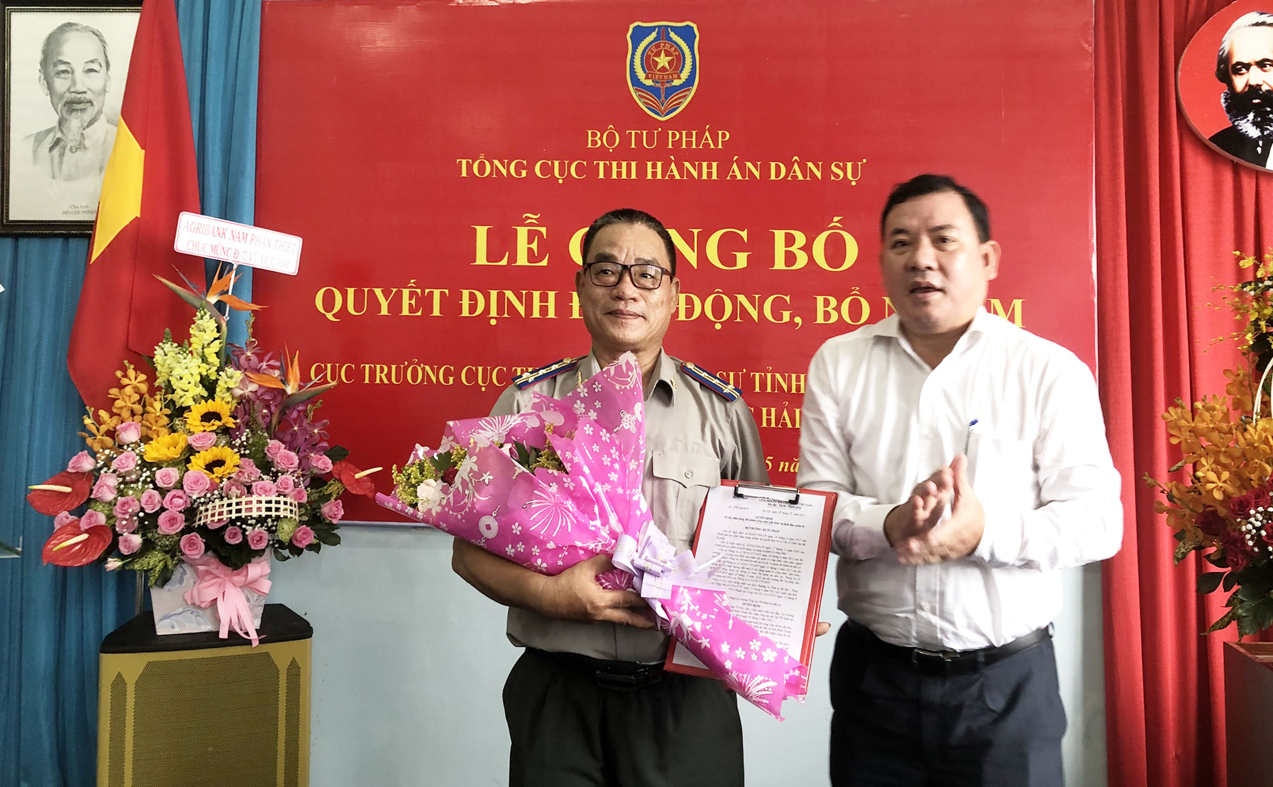 Ông Nguyễn Thanh Bình (bìa phải), Cục trưởng Cục Công tác phía Nam, Bộ Tư pháp trao quyết định điều động bổ nhiệm chức danh Cục trưởng Cục THADS tỉnh cho ông Vũ Đức Hải.