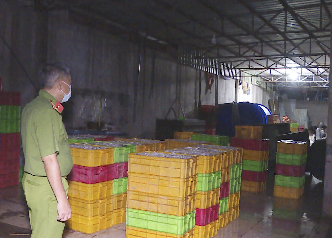 Lực lượng công an kiểm tra kho hàng của Công ty Hoàng Vương.