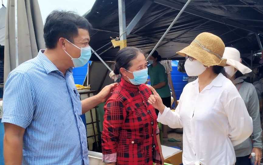 Bà Lê Thị Trang Đài, Chủ tịch UBND huyện Xuyên Mộc vận động người dân tự giác tháo dỡ vật dụng ra khỏi khu vực bãi tắm biển công cộng Hồ Tràm (xã Phước Thuận, huyện Xuyên Mộc).
