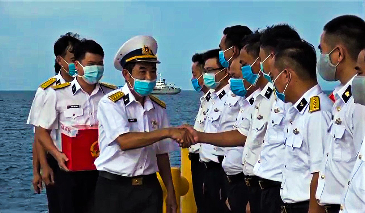Đại tá Lê Đình Việt, Phó Chủ nhiệm UBKT Đảng ủy (Vùng 2 Hải quân), Tổ trưởng Tổ bầu cử sớm trên biển bắt tay cán bộ, chiến sĩ Nhà giàn DK1/16.
