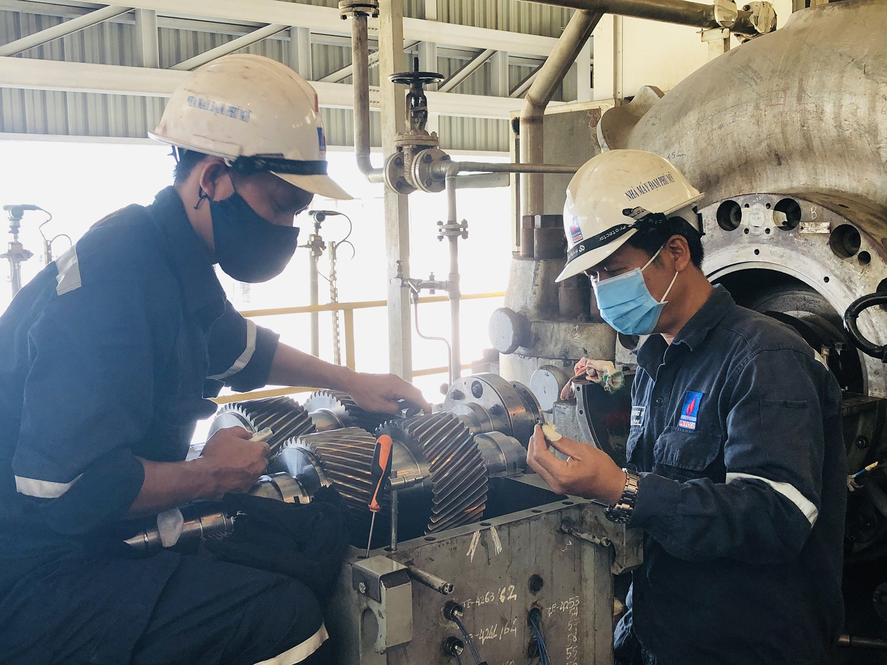 Năm 2020, PVFCCo là một trong những đơn vị chi trả cổ tức cao. Trong ảnh: Công nhân Nhà máy Đạm Phú Mỹ (thuộc PVFCCo) bảo dưỡng dây chuyền sản xuất.