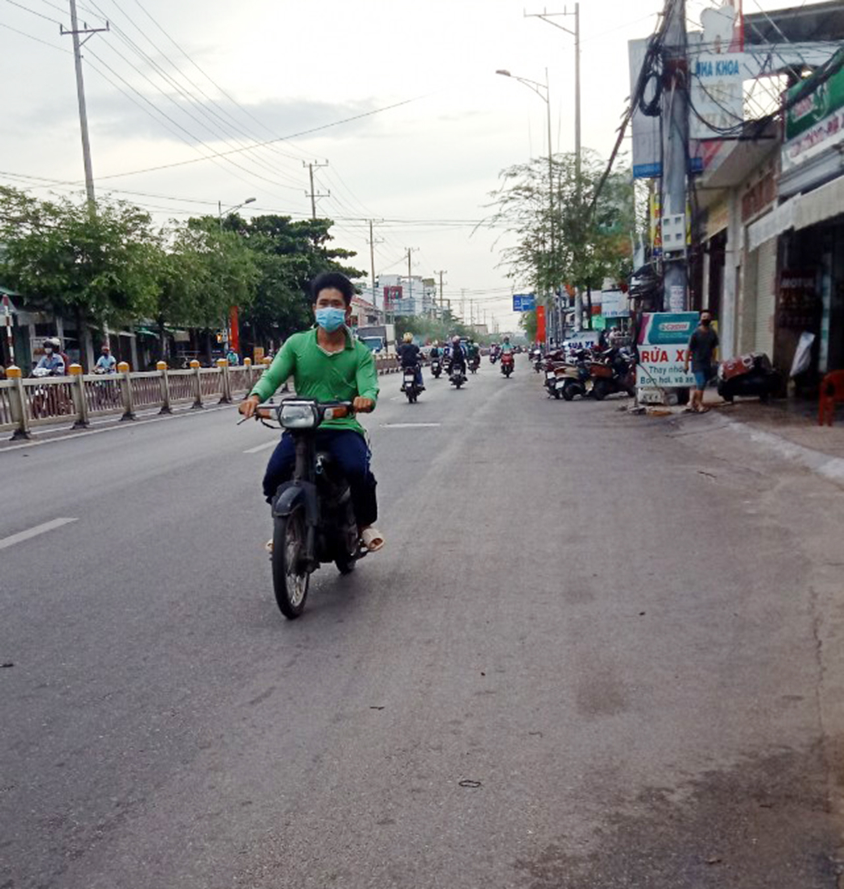  Người điều khiển xe máy không đội mũ đi ngược chiều trên đường 30/4, phường 11, TP.Vũng Tàu
