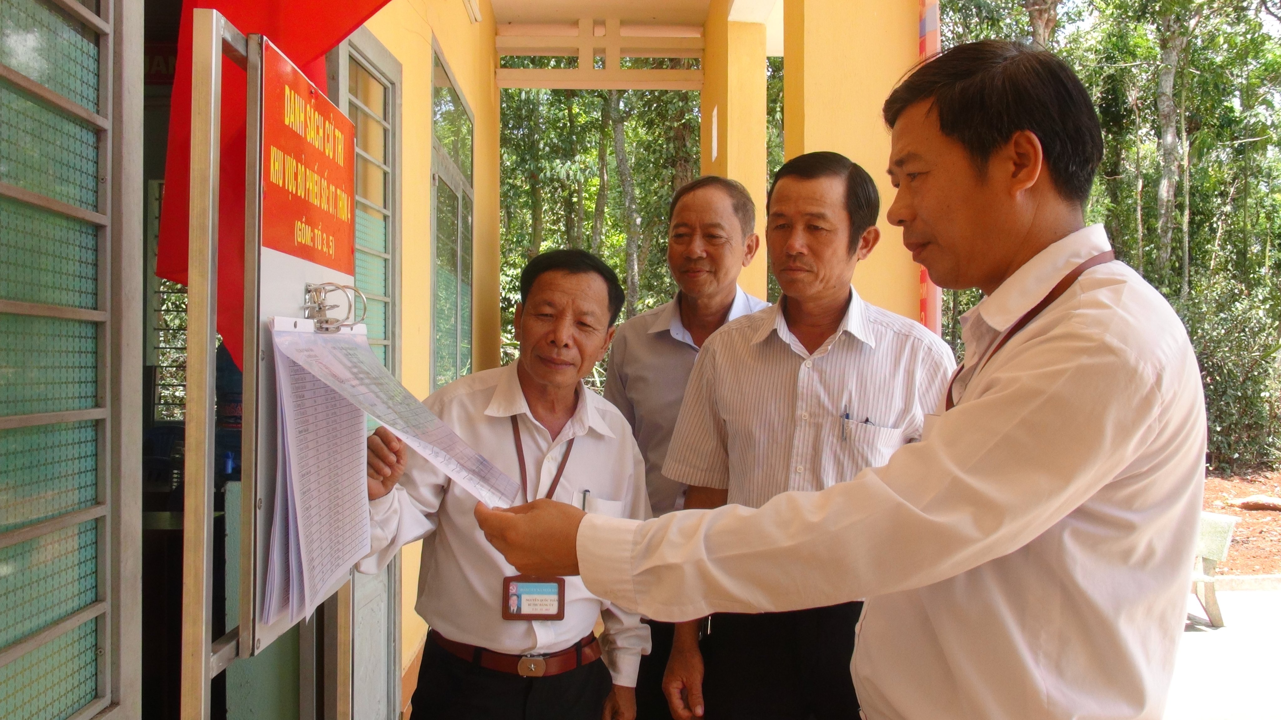 Ông Nguyễn Quốc Toản (bìa trái), Bí thư Đảng ủy, Chủ tịch UBBC xã Suối Rao  kiểm tra điểm bầu cử tại trụ sở thôn 4 (ảnh chụp ngày 14/4/2021).