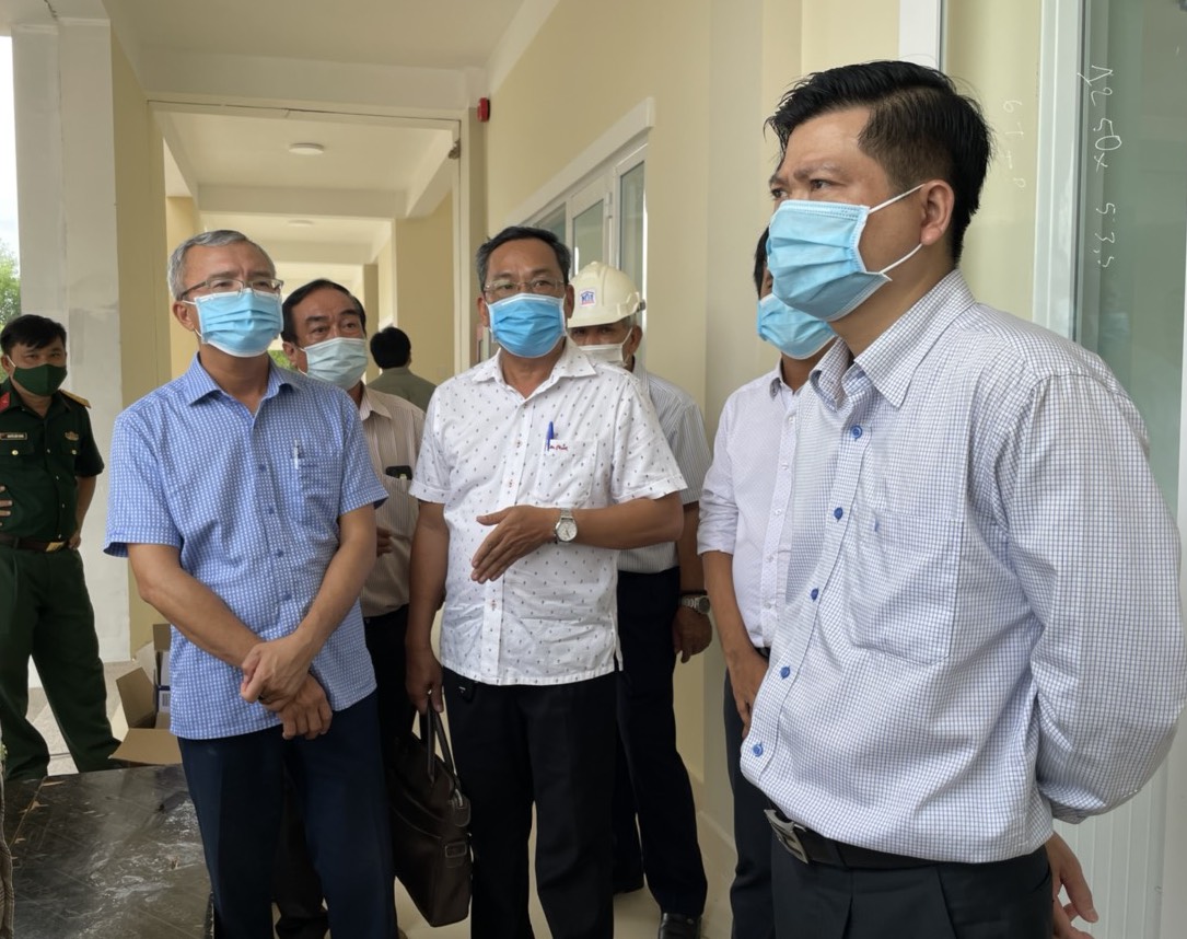 Ông Trần Văn Tuấn, Phó Chủ tịch UBND tỉnh khảo sát tại trường TH Trần Phú (xã Suối Rao, huyện Châu Đức).