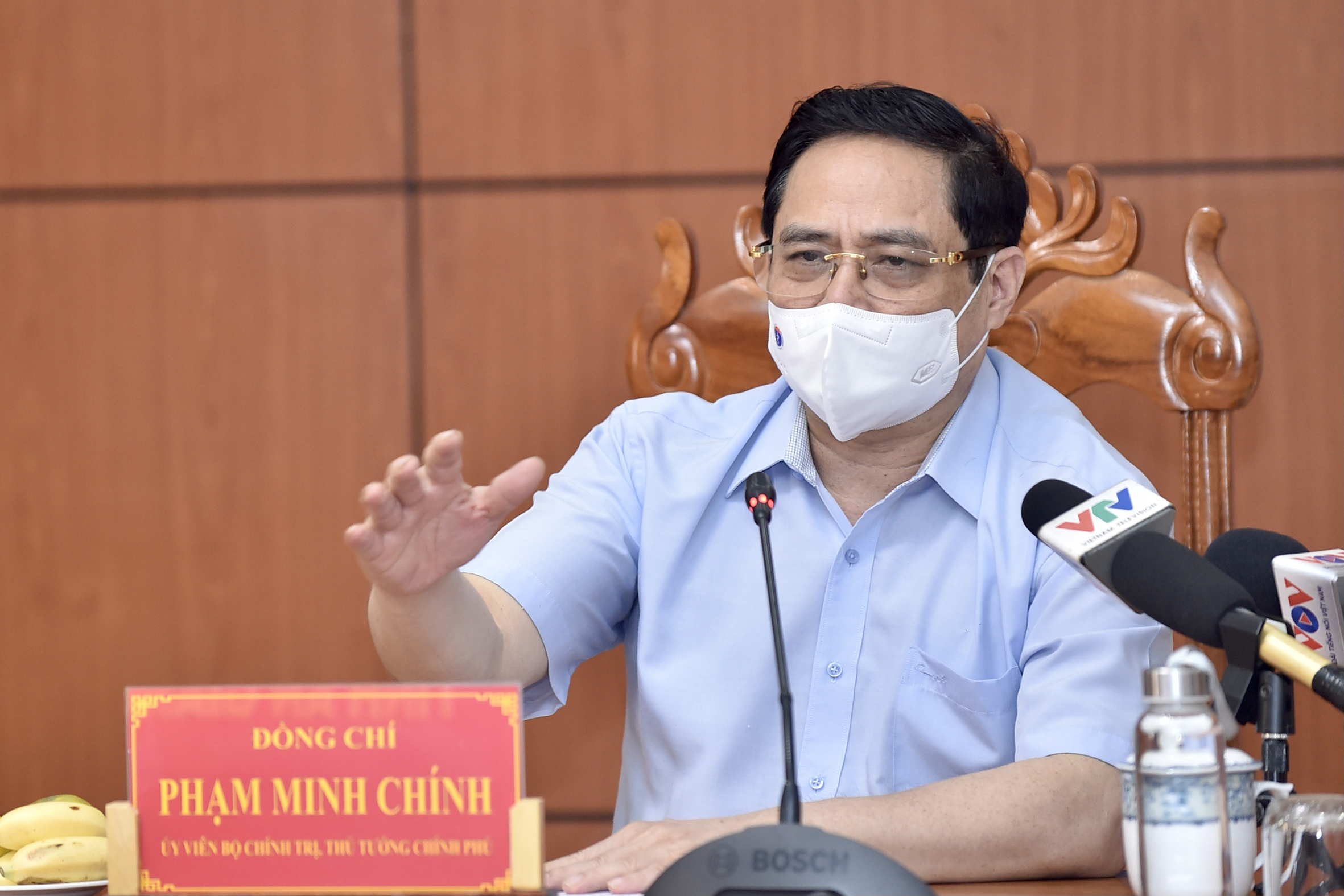 Thủ tướng Phạm Minh Chính yêu cầu phải triển khai các biện pháp cứng rắn hơn, mạnh mẽ hơn, tích cực hơn, bám sát tình hình thực tế hơn, để ngăn chặn dịch bệnh. Ảnh: NHẬT BẮC