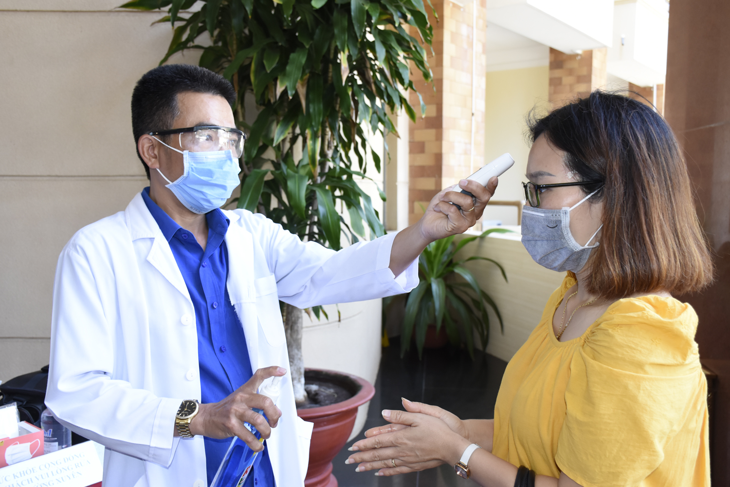  Đo kiểm tra thân nhiệt cho khách tại Vũng Tàu Intourco Resort.