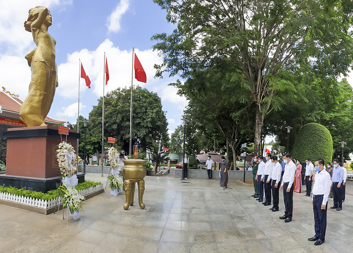 Các đại biểu dành một phút mặc niệm tưởng nhớ công ơn nữ Anh hùng Liệt sĩ Võ Thị Sáu.