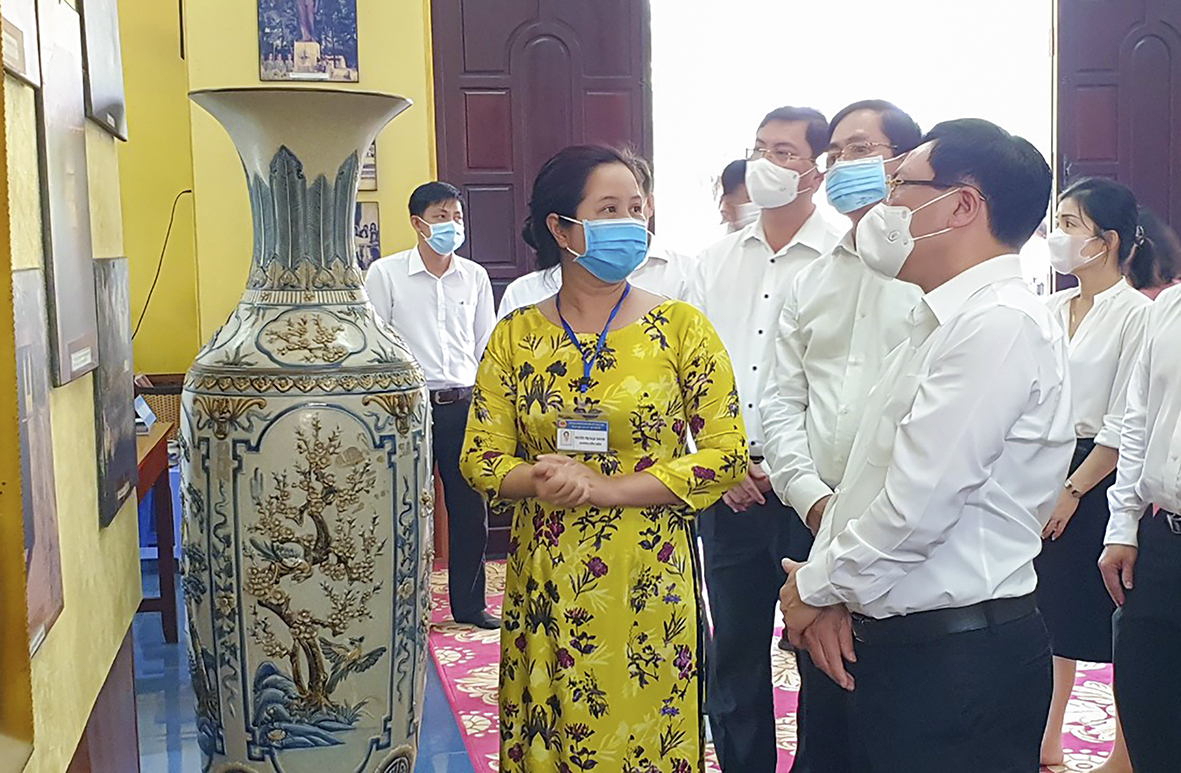 Các đại biểu nghe Hướng dẫn viên giới thiệu về quá trình hoạt động cách mạng của nữ Anh hùng Liệt sĩ Võ Thị Sáu.