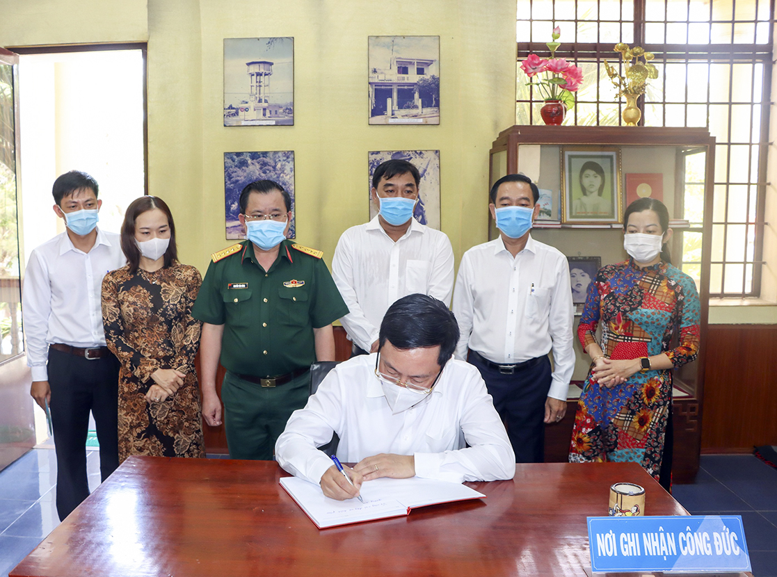 Ông Phạm Bình Minh, Ủy viên Bộ Chính trị, Phó Thủ tướng Chính phủ viết vào Sổ lưu niệm tại Đền thờ nữ Anh hùng Võ Thị Sáu.