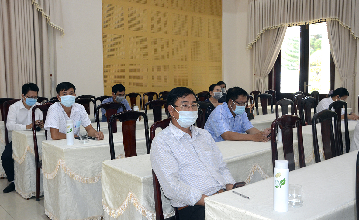 Các cử tri được bố trí ngồi giãn cách để bảo đảm phòng, chống dịch COVID-19.