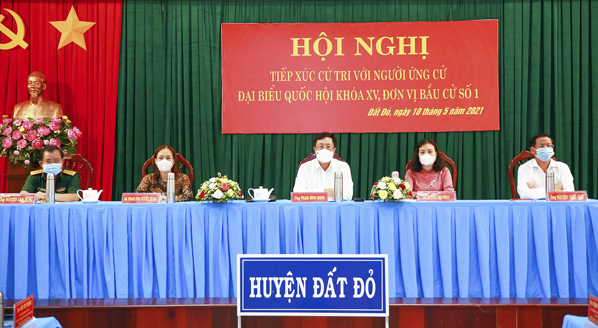 Các ứng cử viên ĐBQH khóa XV thuộc Đơn vị Bầu cử số 1 `tại điểm cầu chính Hội trườCác ứng cử viên ĐBQH khóa XV thuộc Đơn vị Bầu cử số 1 tại điểm cầu chính Hội trường Huyện ủy tiếp xúc với cử tri huyện Đất Đỏ.ng Huyện ủy tiếp xúc với cử tri huyện Đất Đỏ.