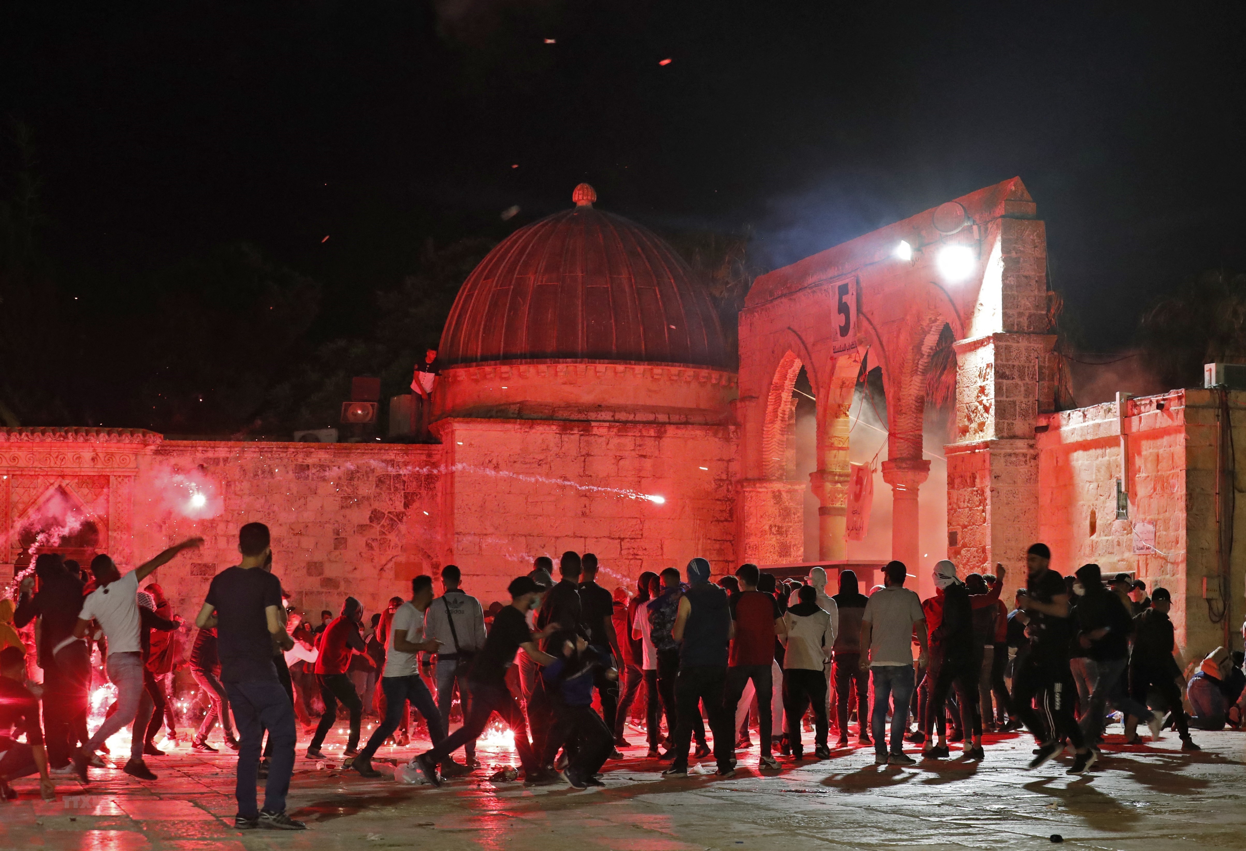 Người Palestine đụng độ với lực lượng an ninh Israel  tại đền thờ Al-Aqsa (Jerusalem) ngày 7/5/2021.
