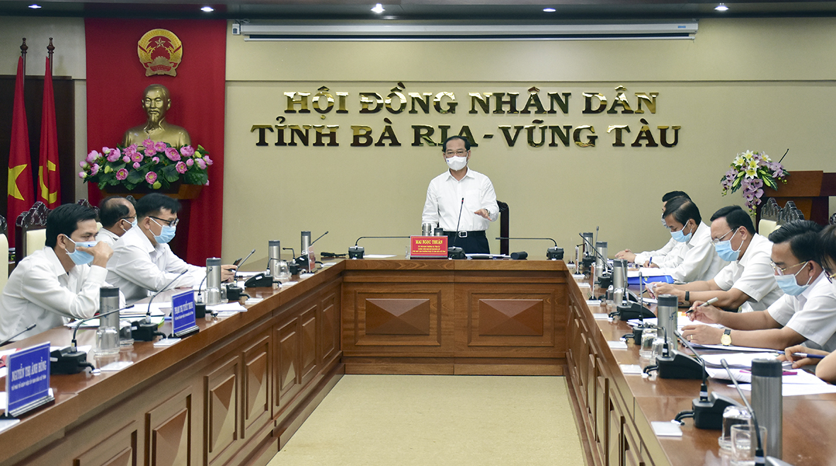 Ông Mai Ngọc Thuận, Ủy viên Ban Thường vụ Tỉnh ủy, Phó Chủ tịch HĐND tỉnh, Phó Chủ tịch Thường trực UBBC tỉnh phát biểu tại cuộc họp.