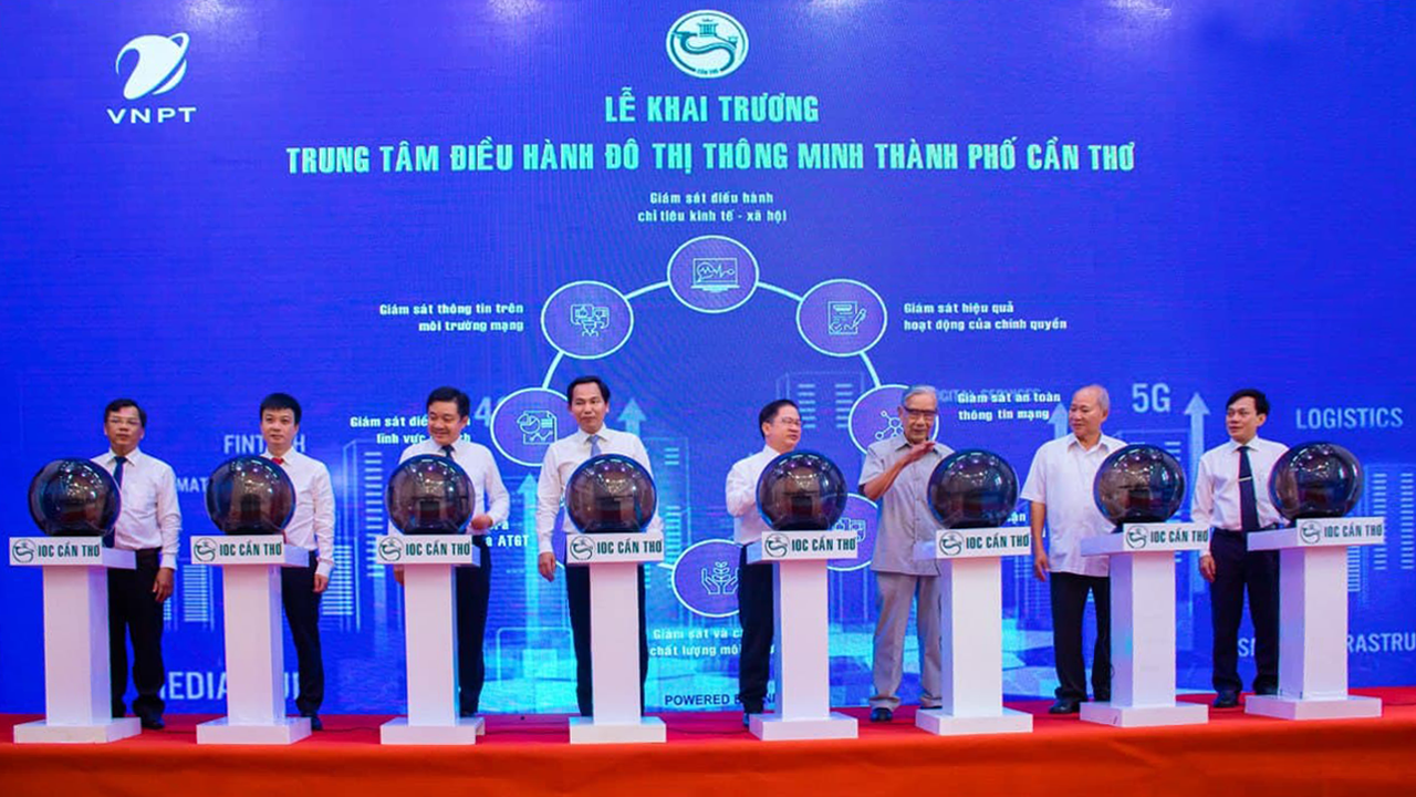 Các đại biểu thực hiện nghi thức khai trương IOC TP.Cần Thơ vào ngày 28/4/2021