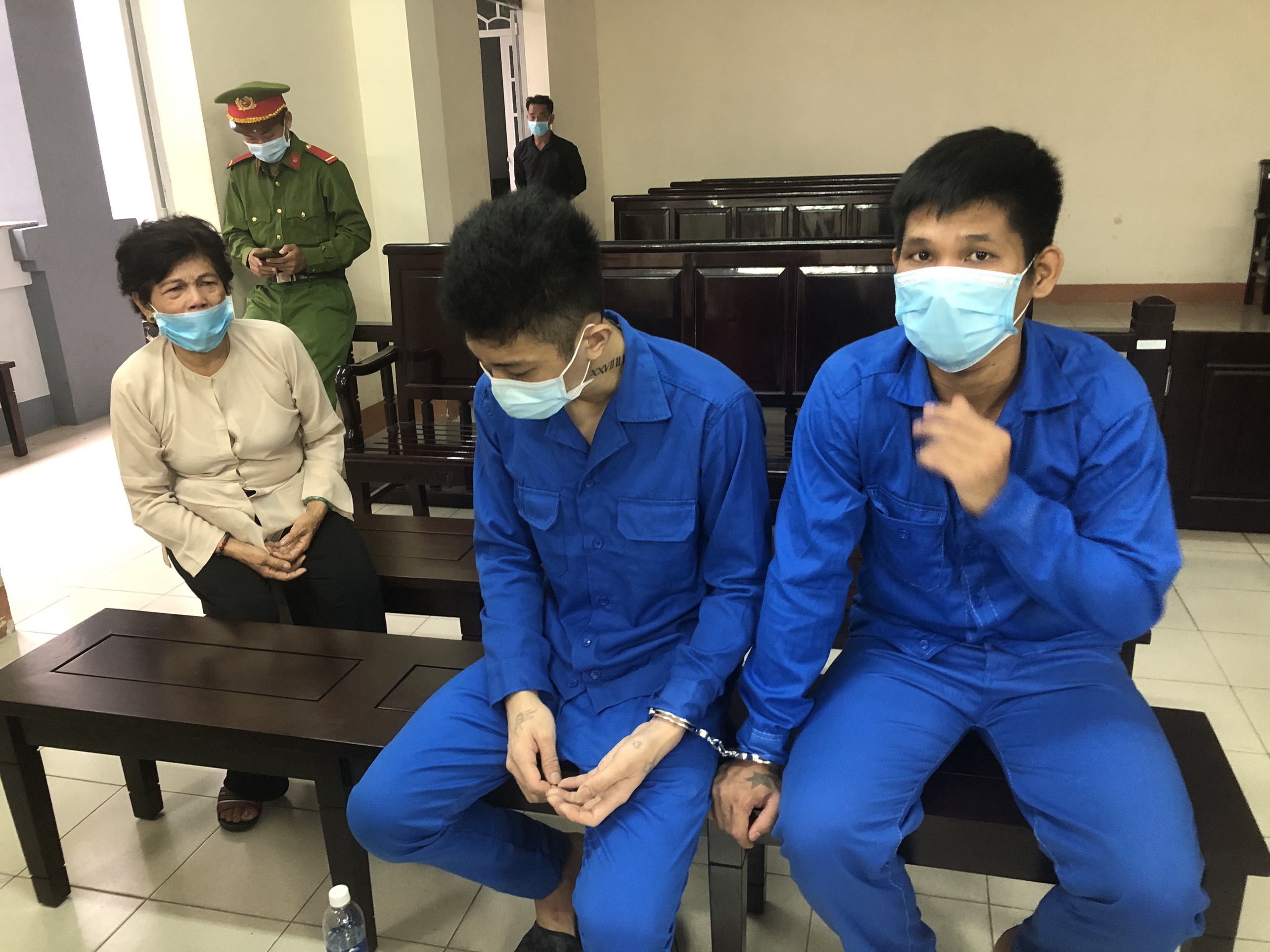 ÔBị cáo Võ Hoài Hậu (thứ hai từ phải qua) rơi nước mắt khi gặp bà ngoại, người thân duy nhất tại phiên tòa.